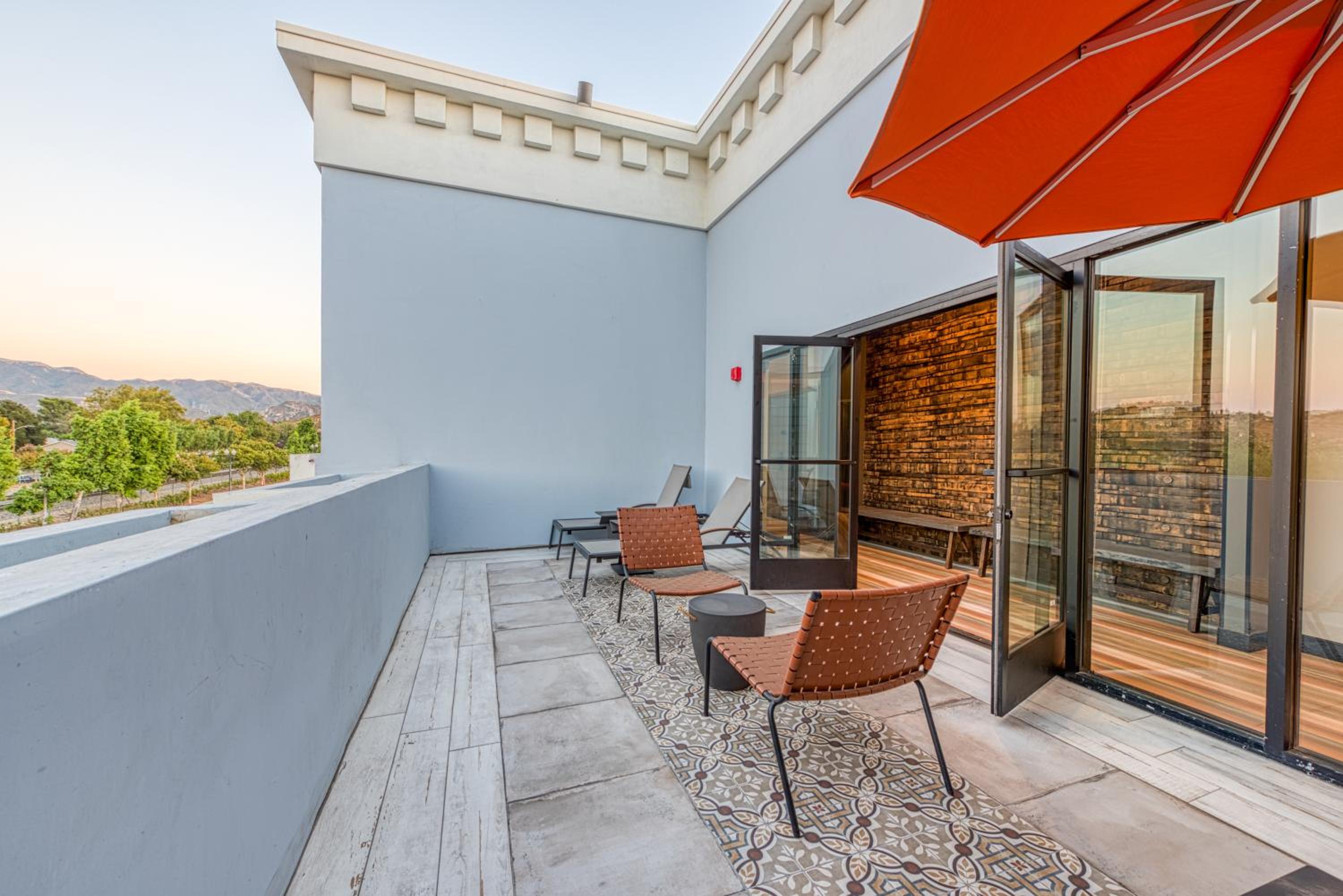 Hotel Lexen Newhall Santa Clarita - Near Six Flags Magic Mountain - Property Image 11