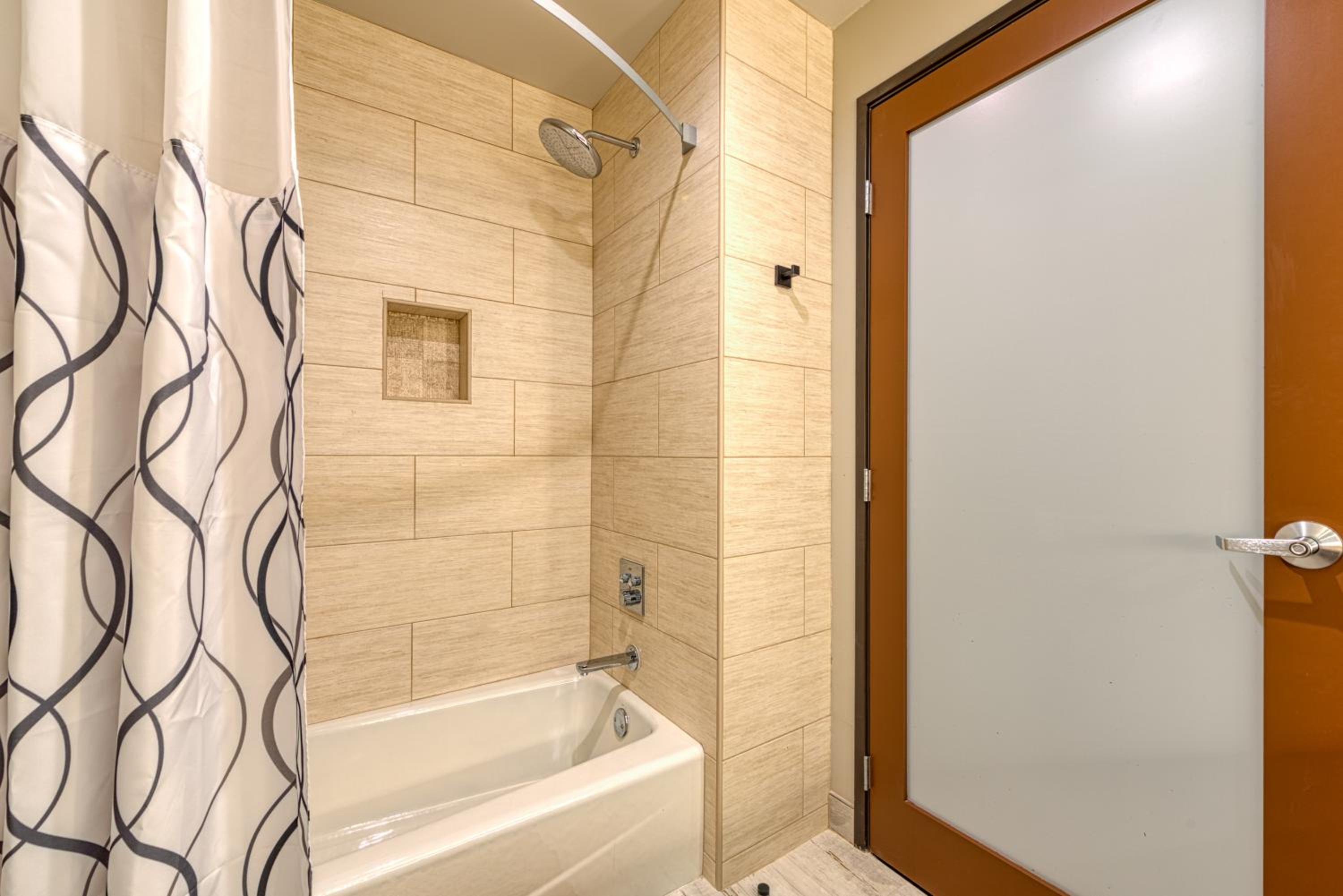 Hotel Lexen Newhall Santa Clarita - Near Six Flags Magic Mountain - Property Image 19
