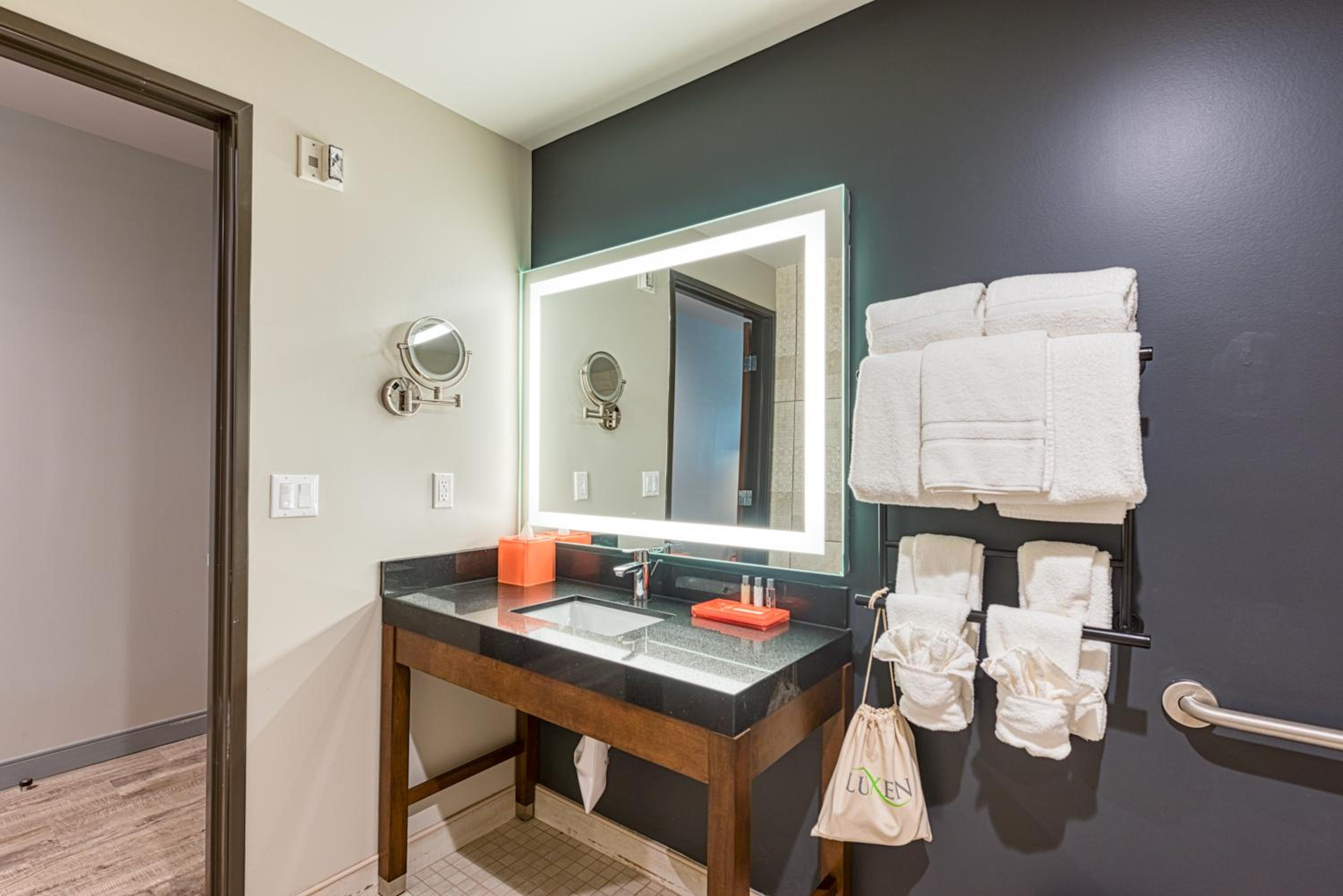 Hotel Lexen Newhall Santa Clarita - Near Six Flags Magic Mountain - Property Image 79
