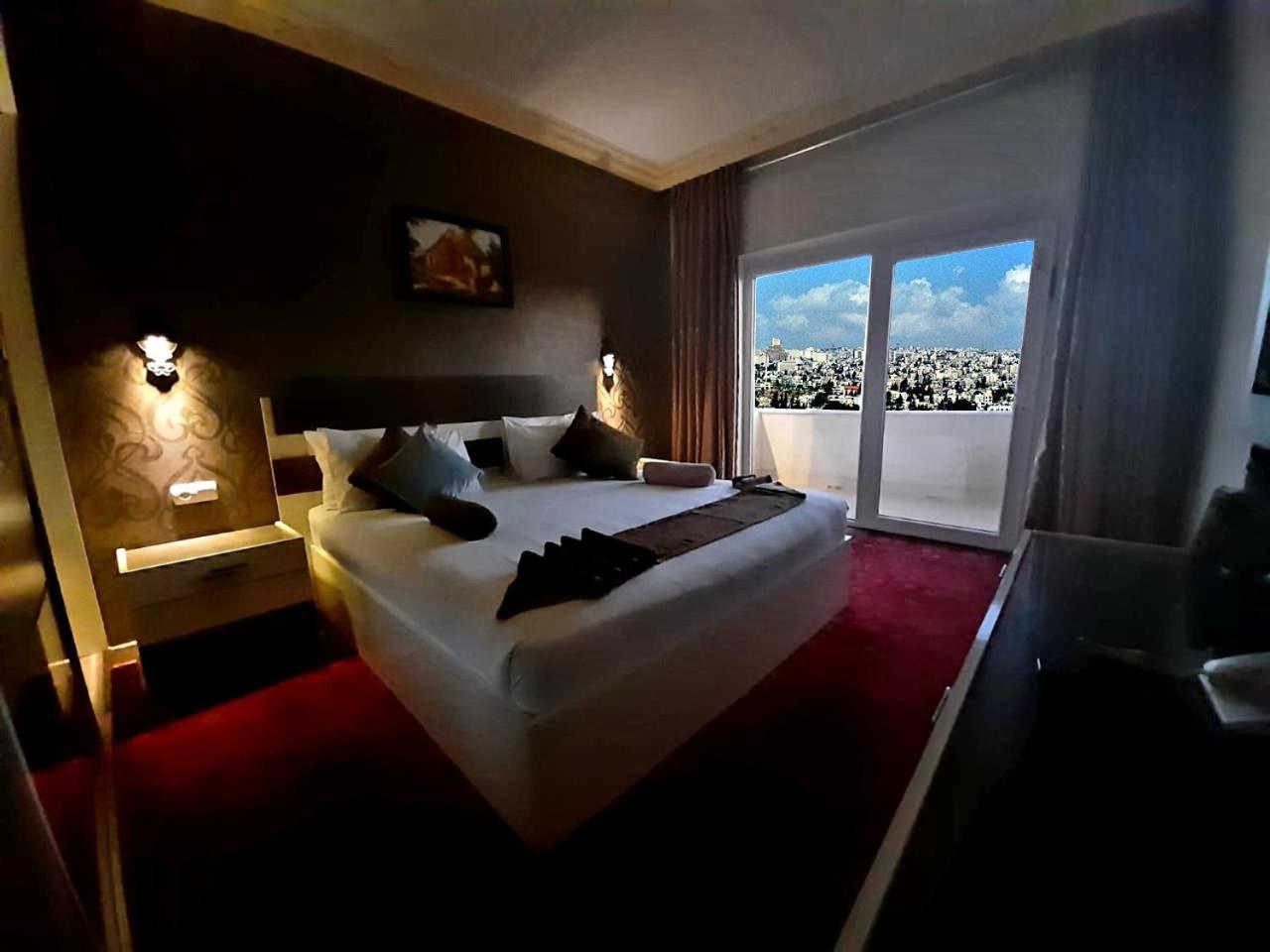 Balcony Hotel