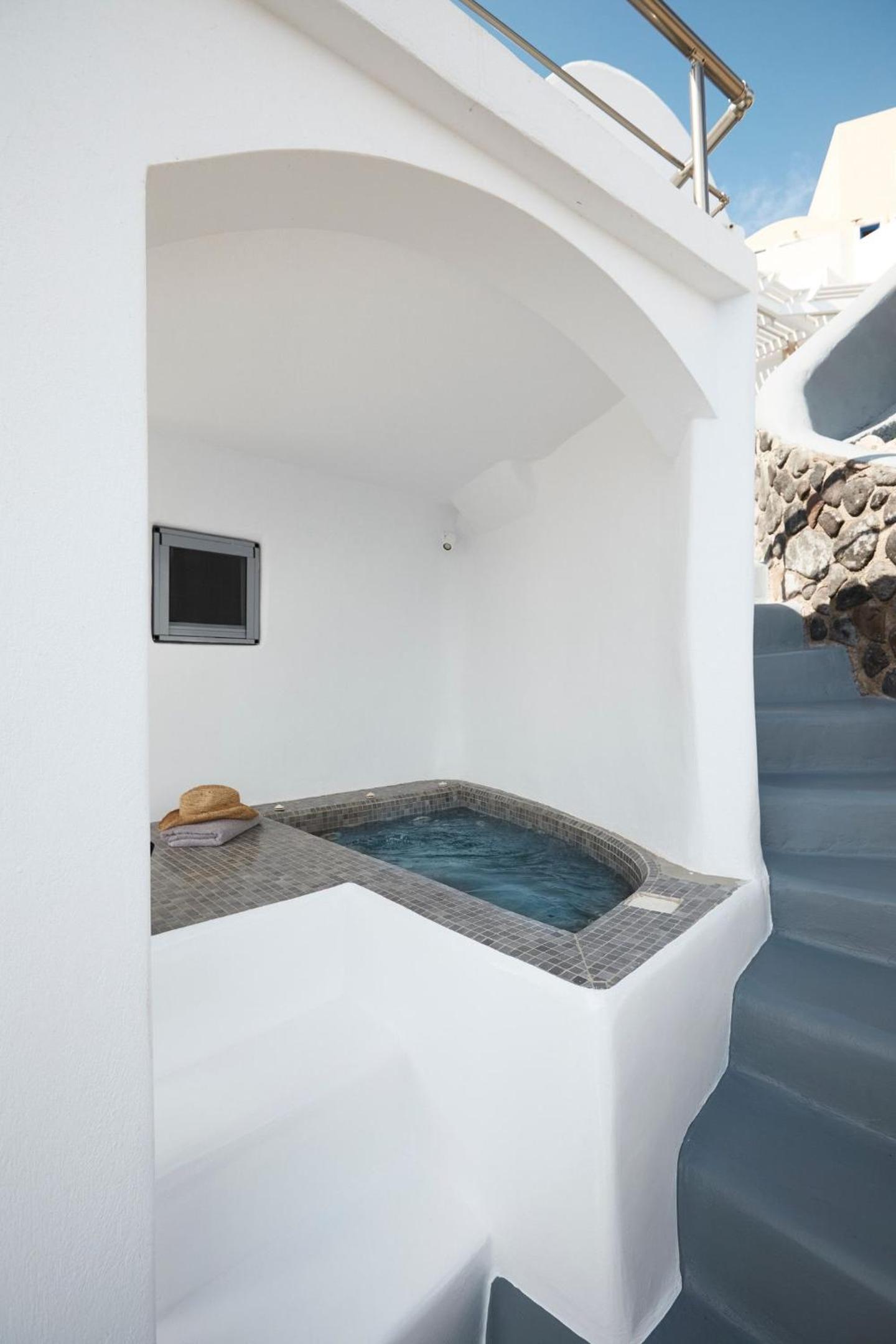 w Oia Junior Cave Villa with Outdoor Hot Tub photo 3