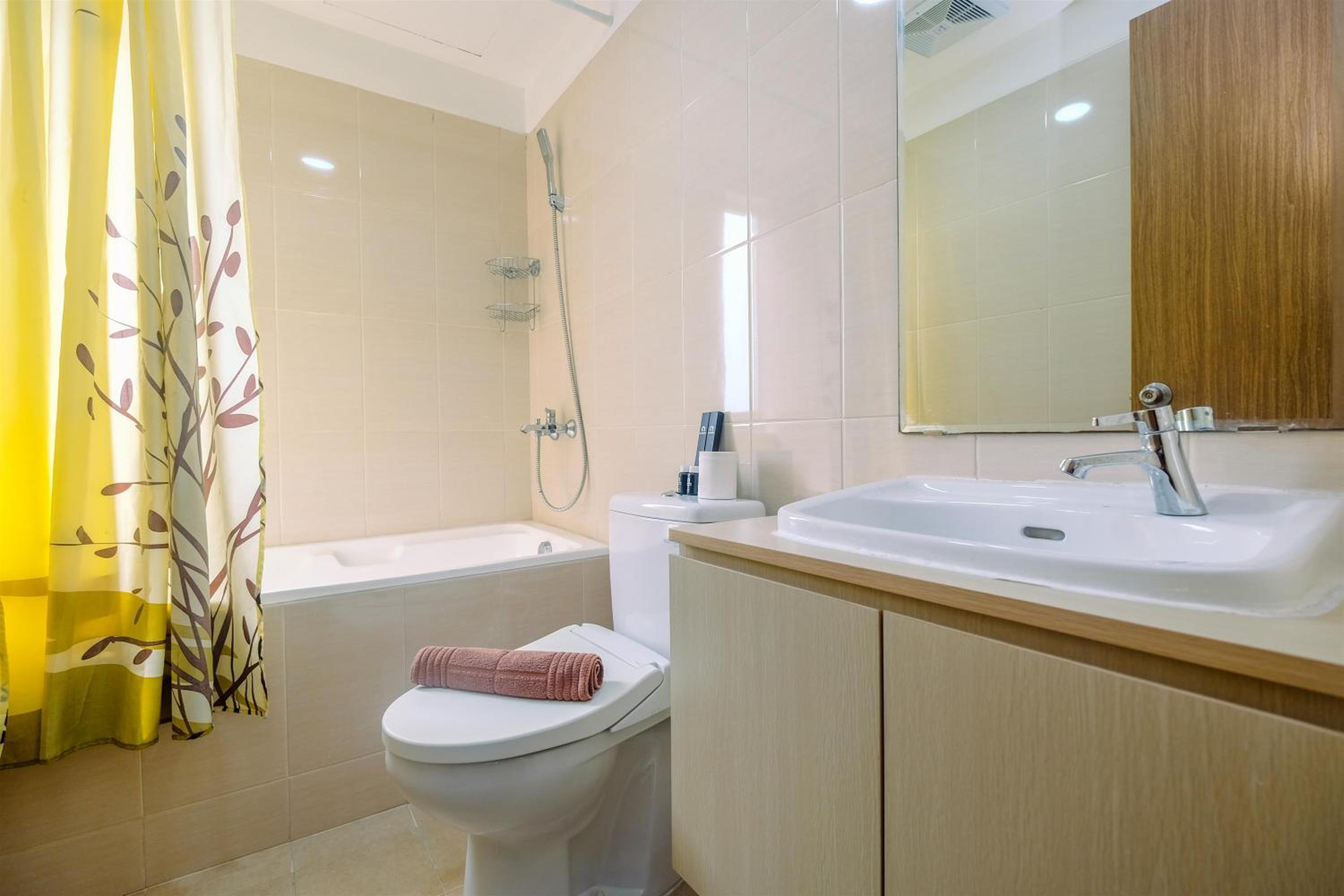 Comfortable and Spacious 2BR at Oasis Cikarang Apartment By Travelio, Cikarang - 18