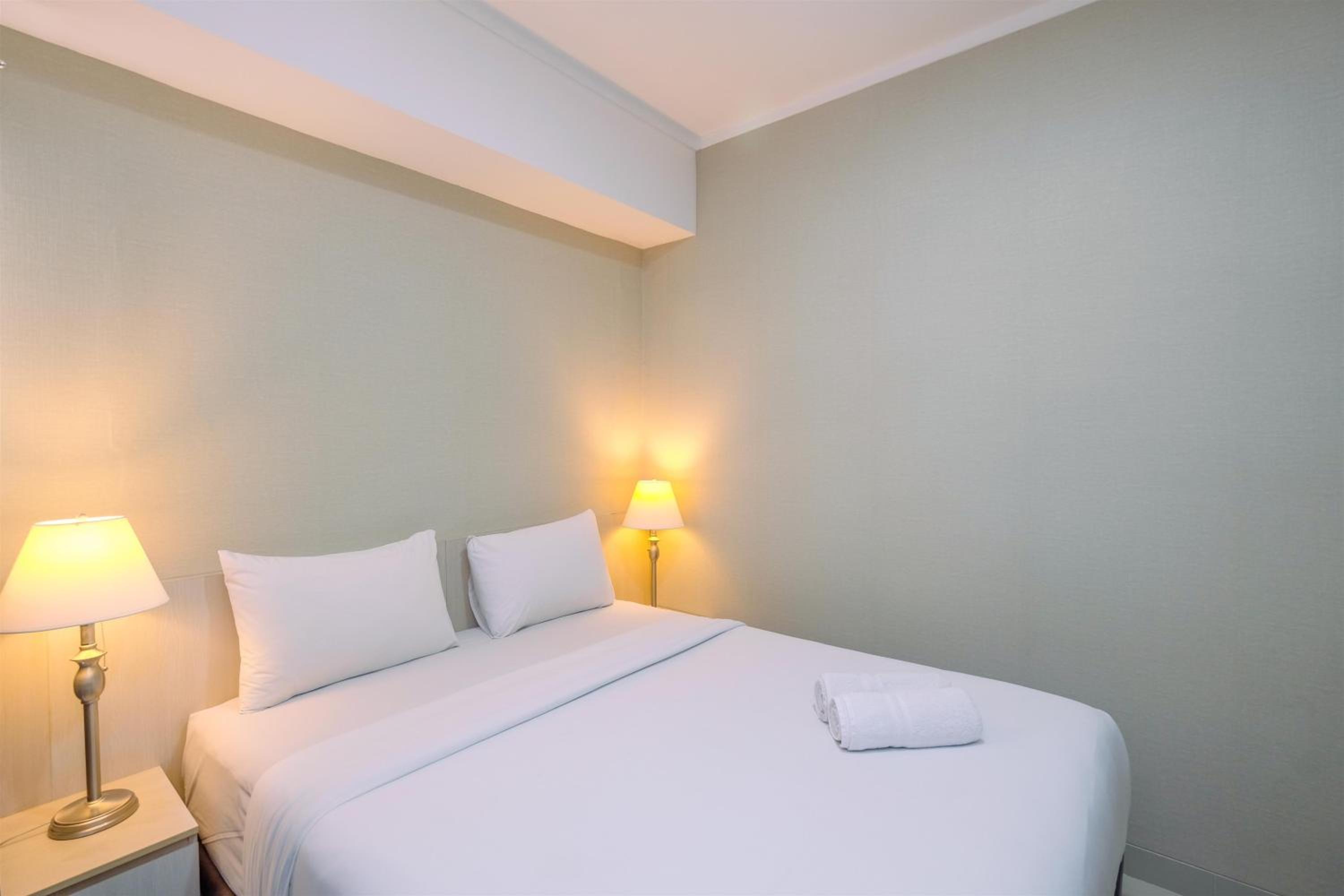Comfortable and Spacious 2BR at Oasis Cikarang Apartment By Travelio, Cikarang - 11