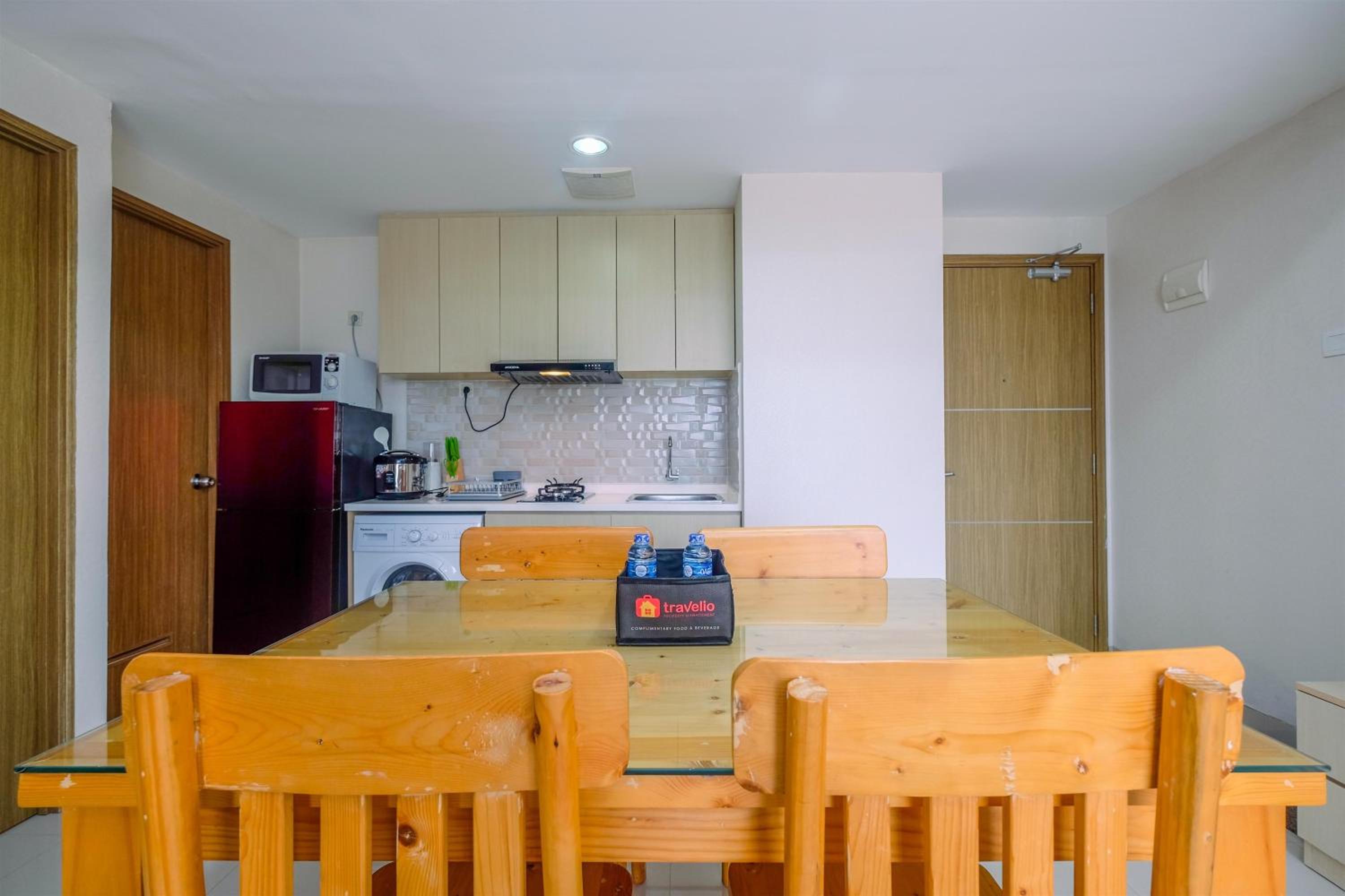 Comfortable and Spacious 2BR at Oasis Cikarang Apartment By Travelio, Cikarang - 10