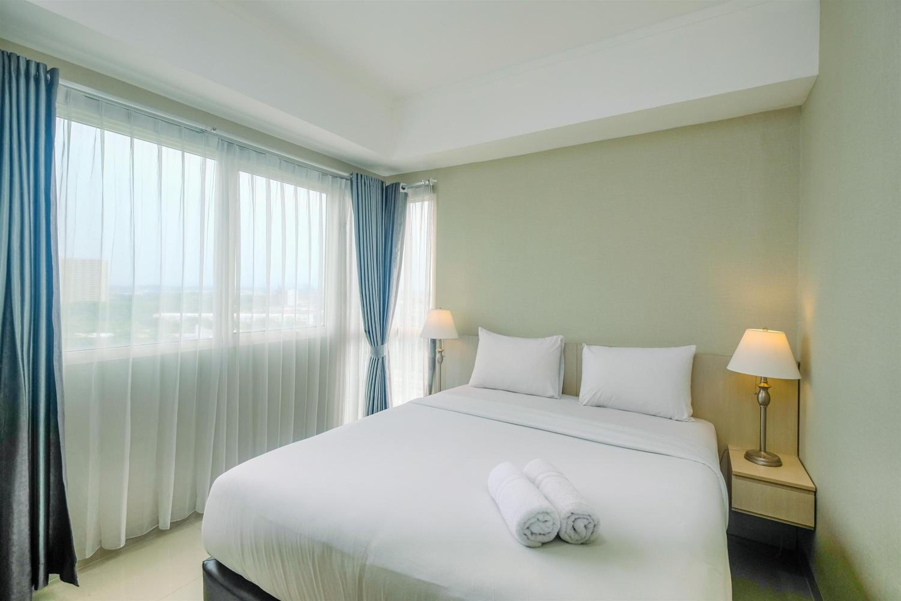 Comfortable and Spacious 2BR at Oasis Cikarang Apartment By Travelio, Cikarang - 14