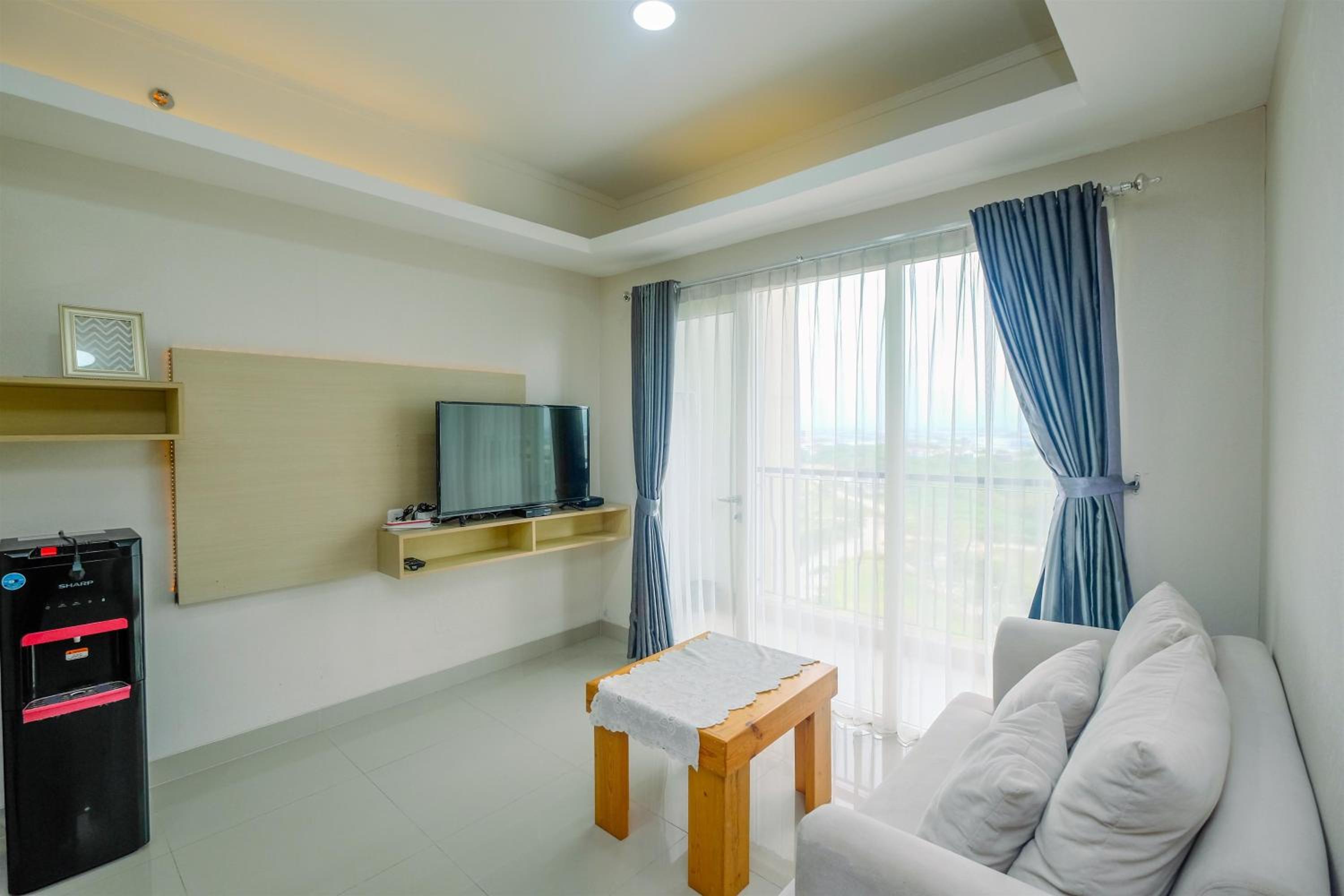 Comfortable and Spacious 2BR at Oasis Cikarang Apartment By Travelio, Cikarang - 17