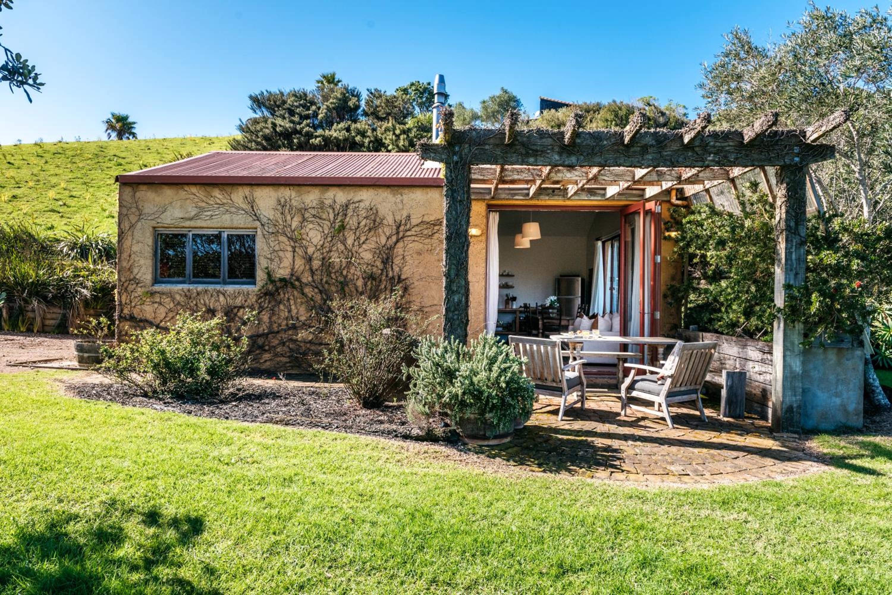 The Vineyard Cottage - Stay Waiheke view 3