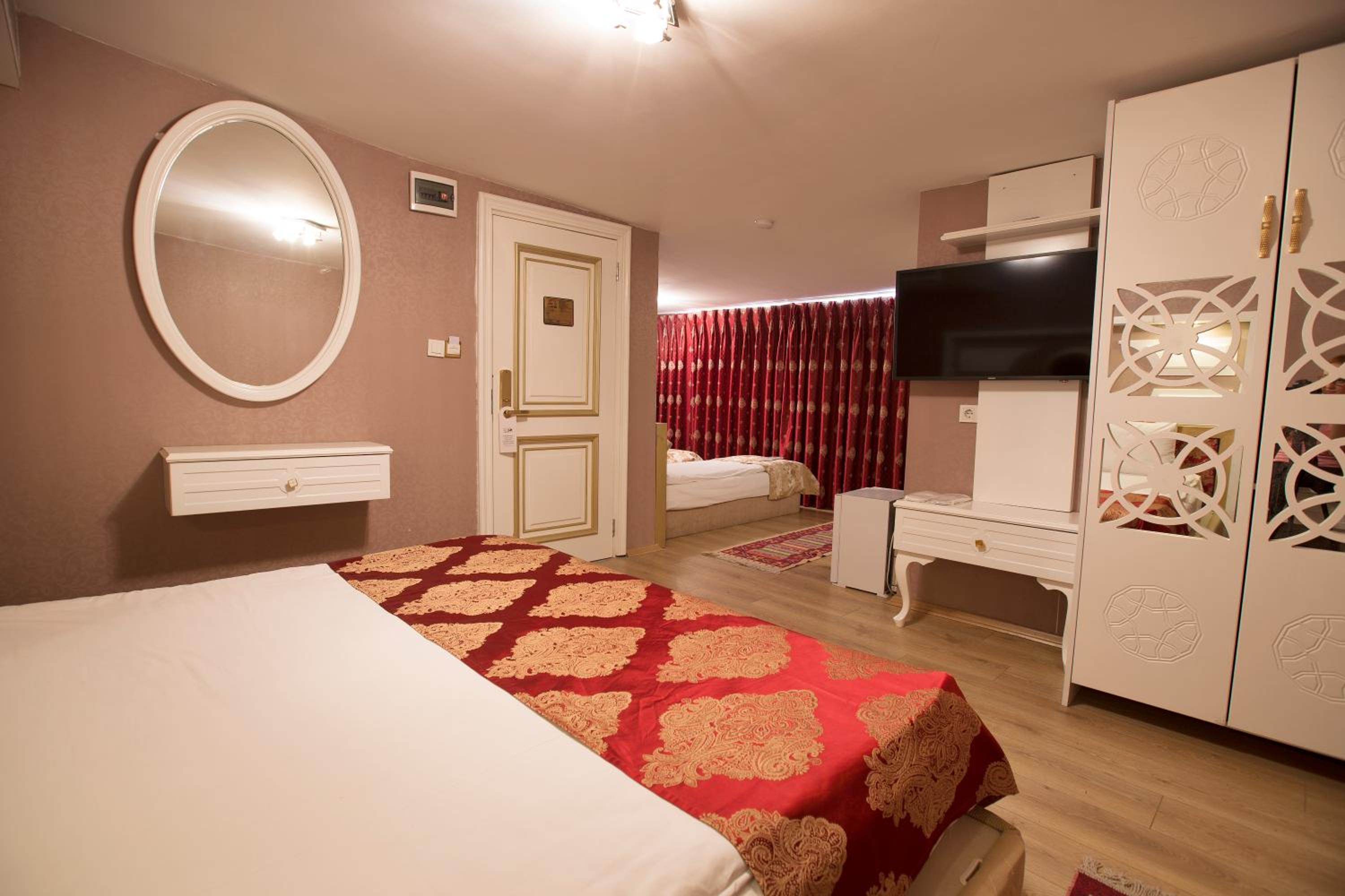 Hotel Queens Land - Image 10