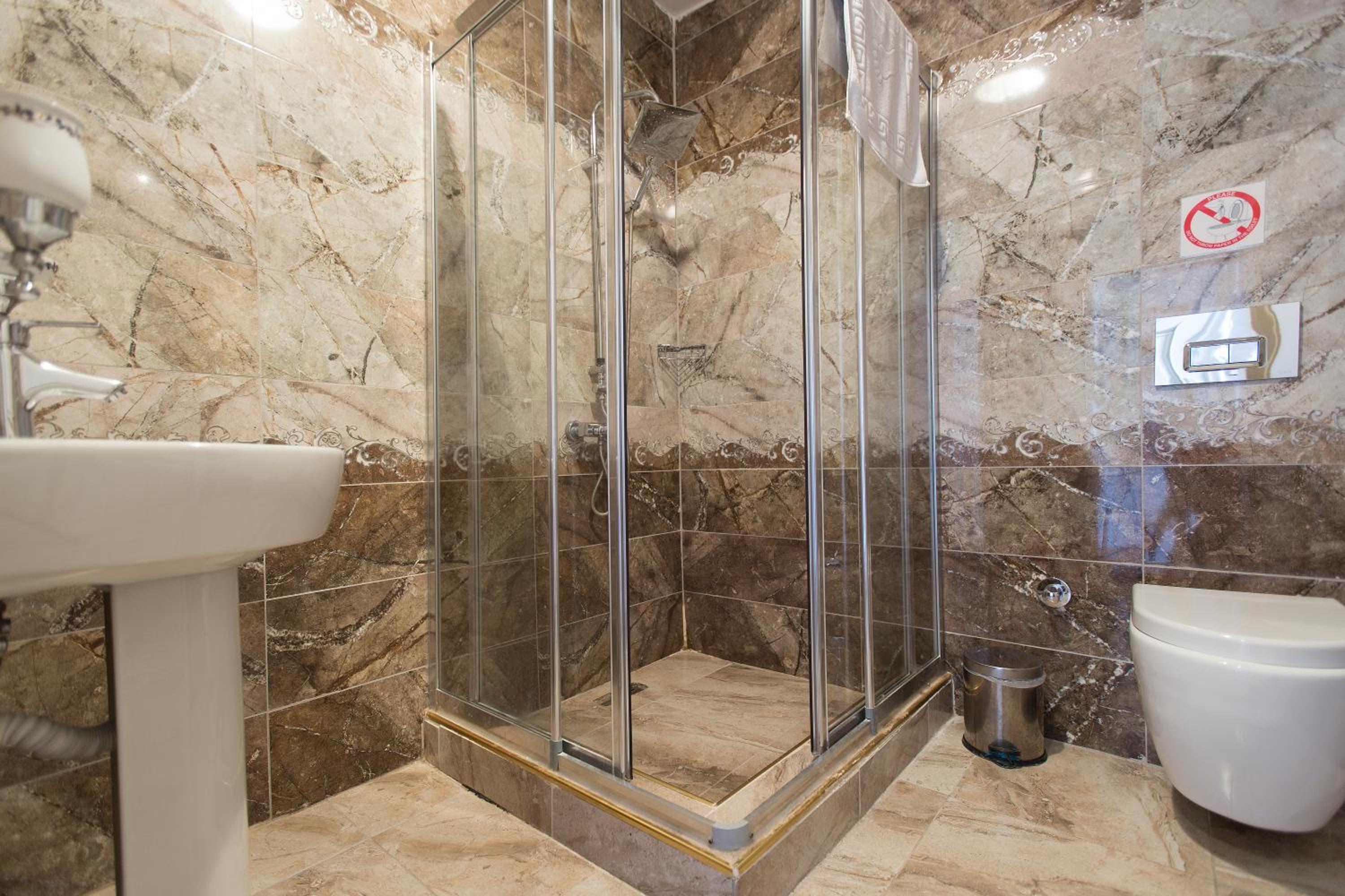 Hotel Queens Land - Image 17