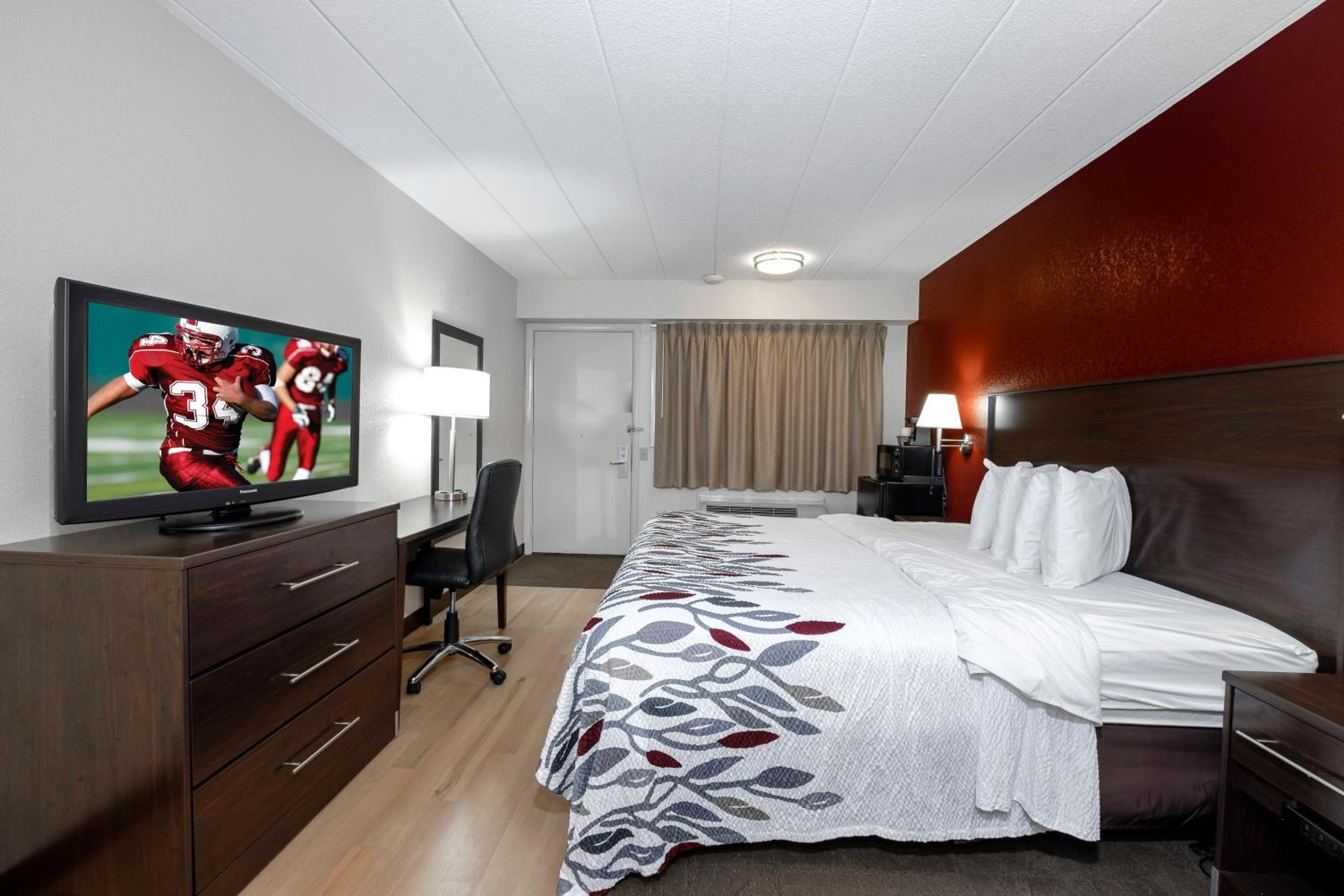 Bloomington Vacations - Red Roof Inn Bloomington - Normal/University - Property Image 7