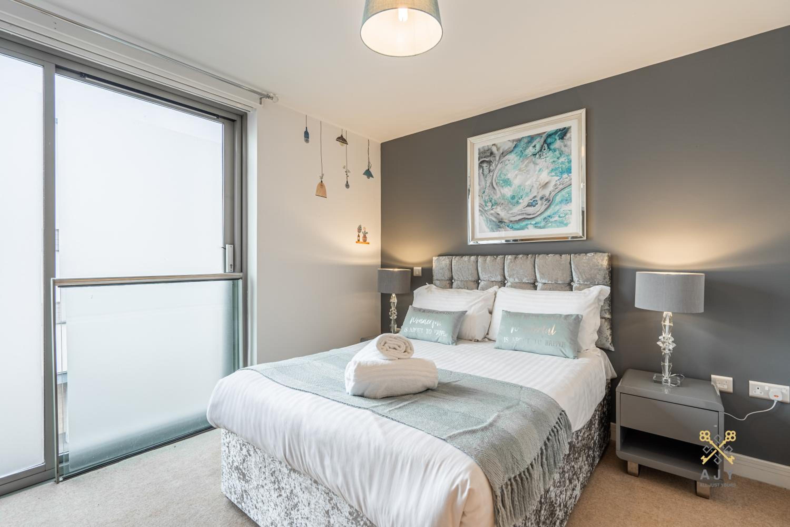 AJY Birmingham City Centre Viva Apartment view 4
