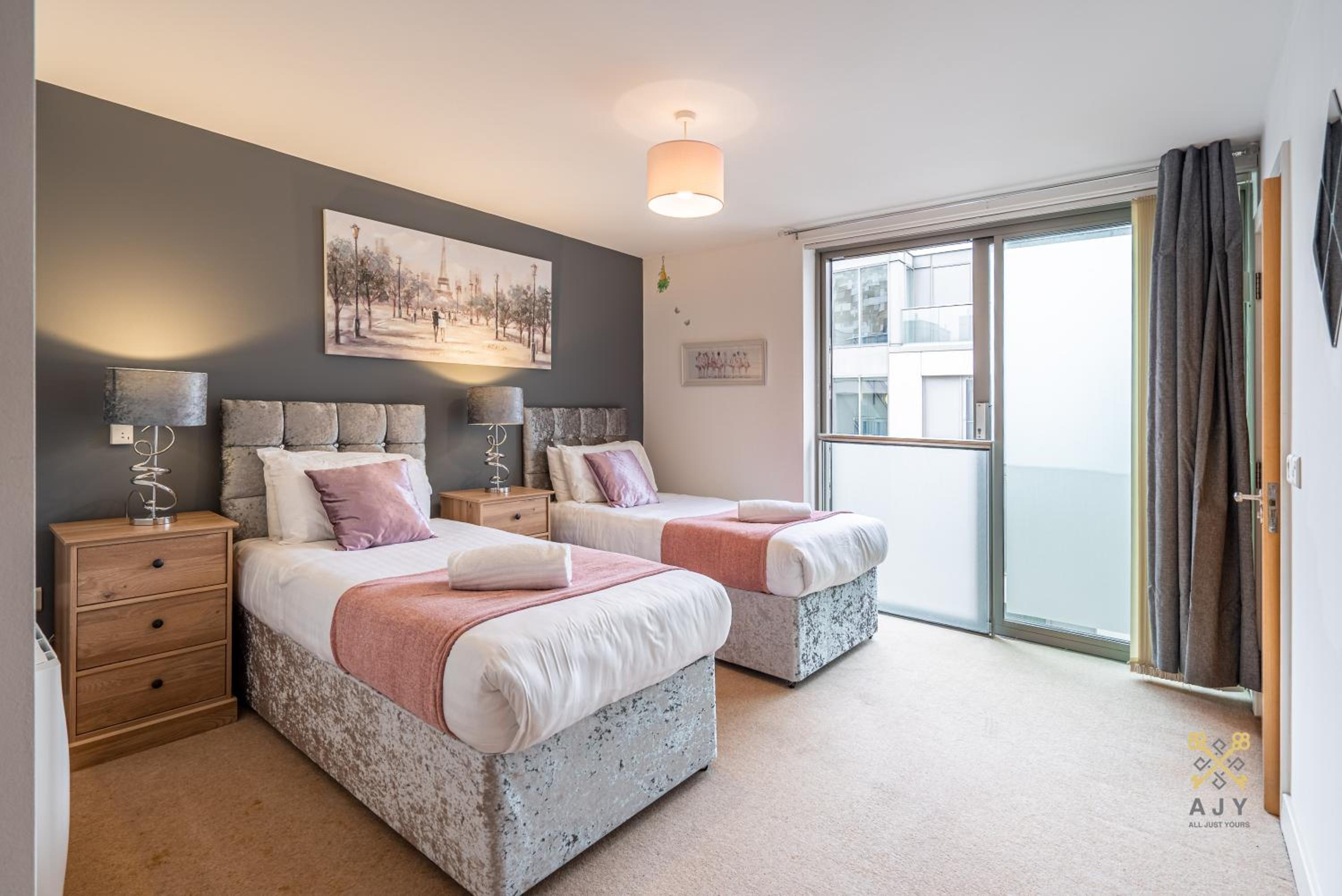AJY Birmingham City Centre Viva Apartment view 2