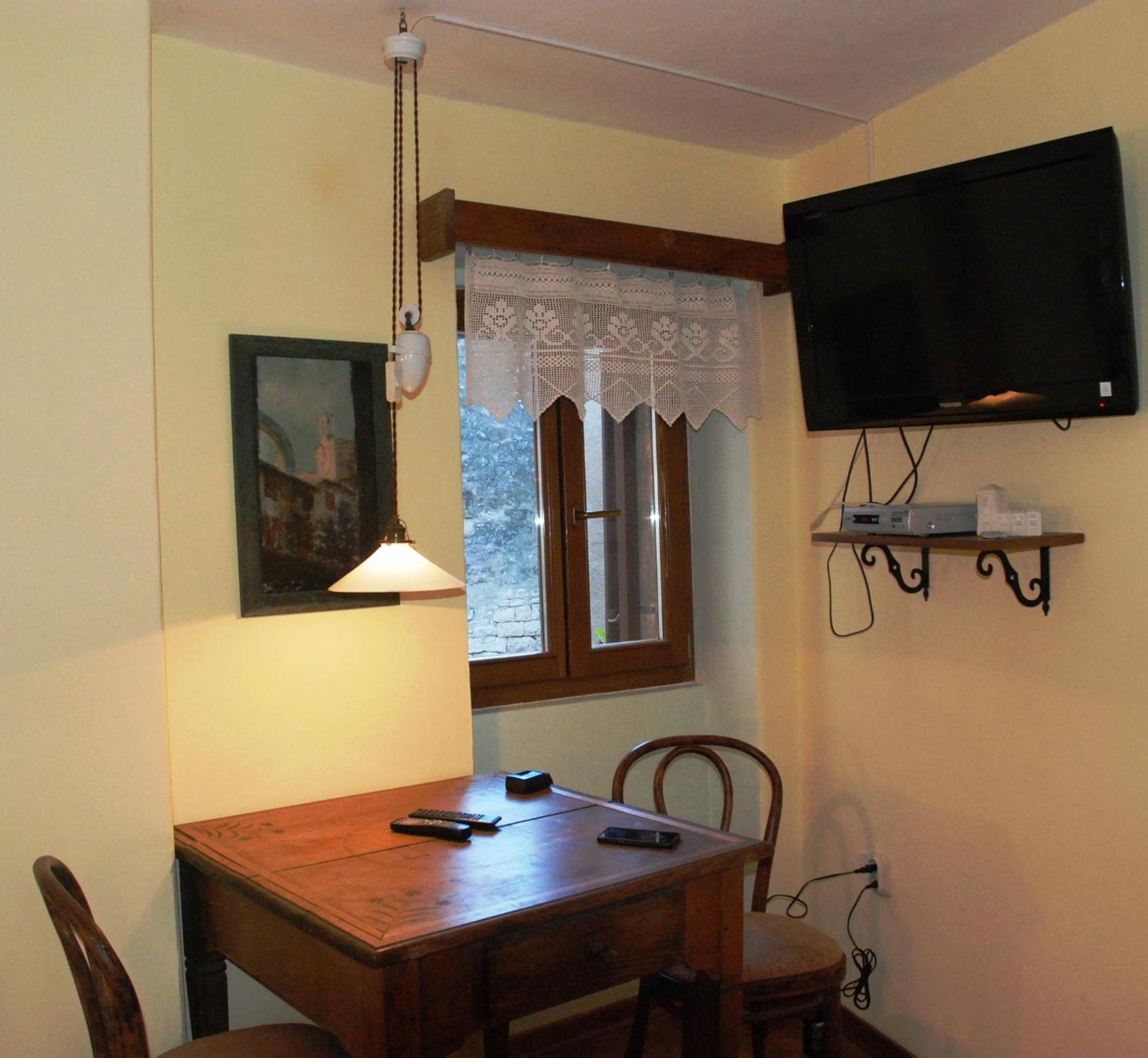 Kamene Priče rooms, music and food