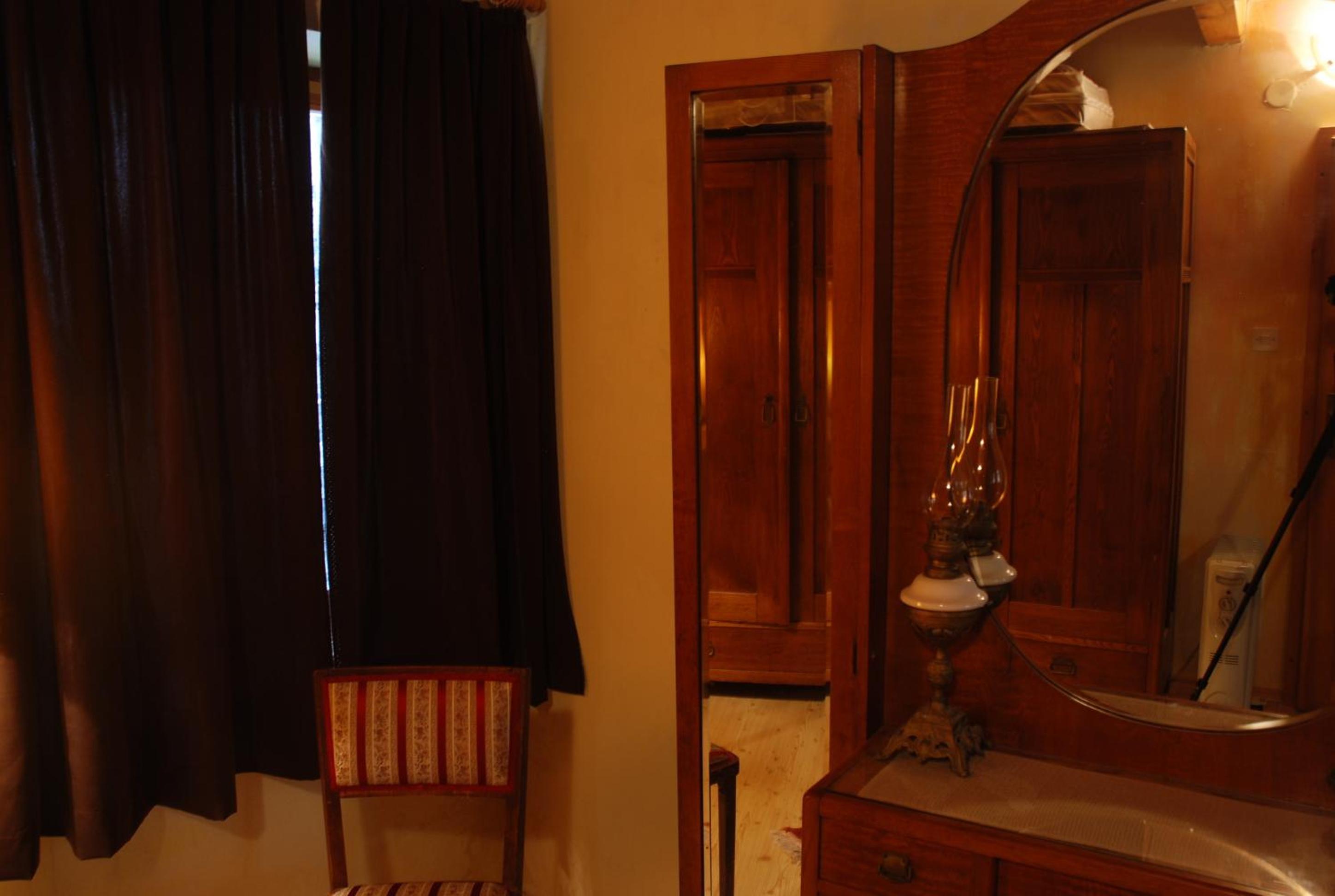 Kamene Priče rooms, music and food