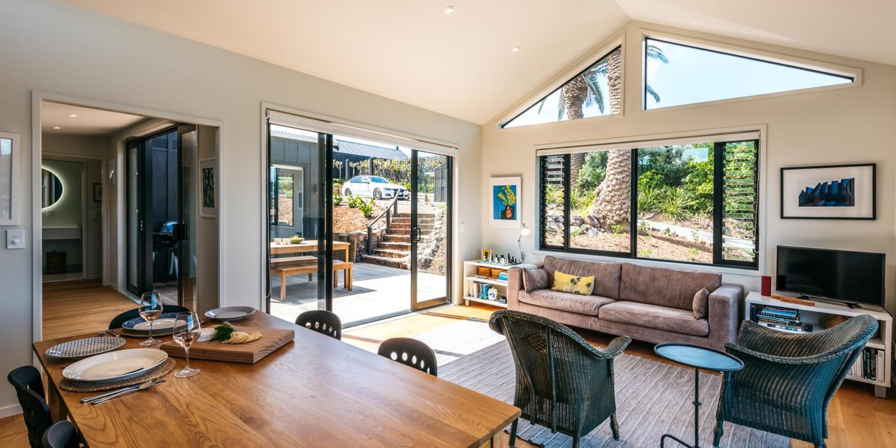 Art Lovers Retreat - Stay Waiheke view 5