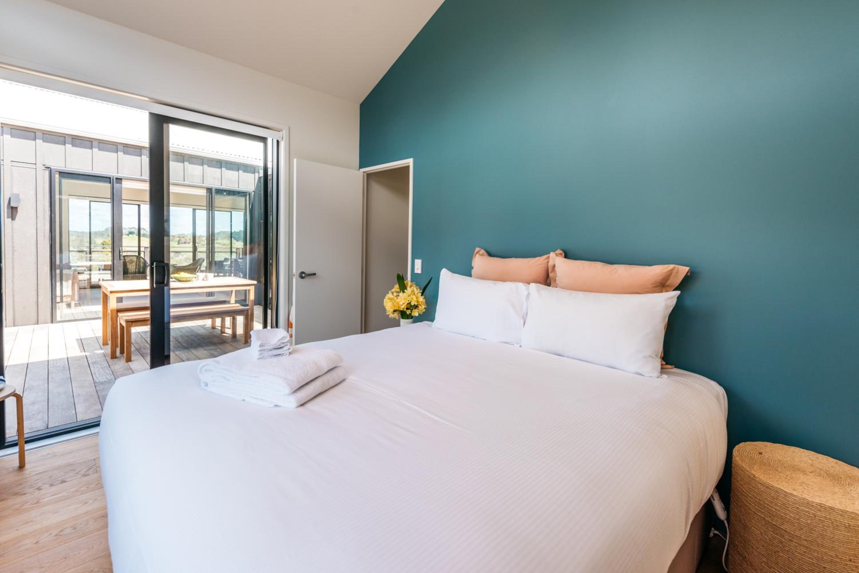 Art Lovers Retreat - Stay Waiheke view 2