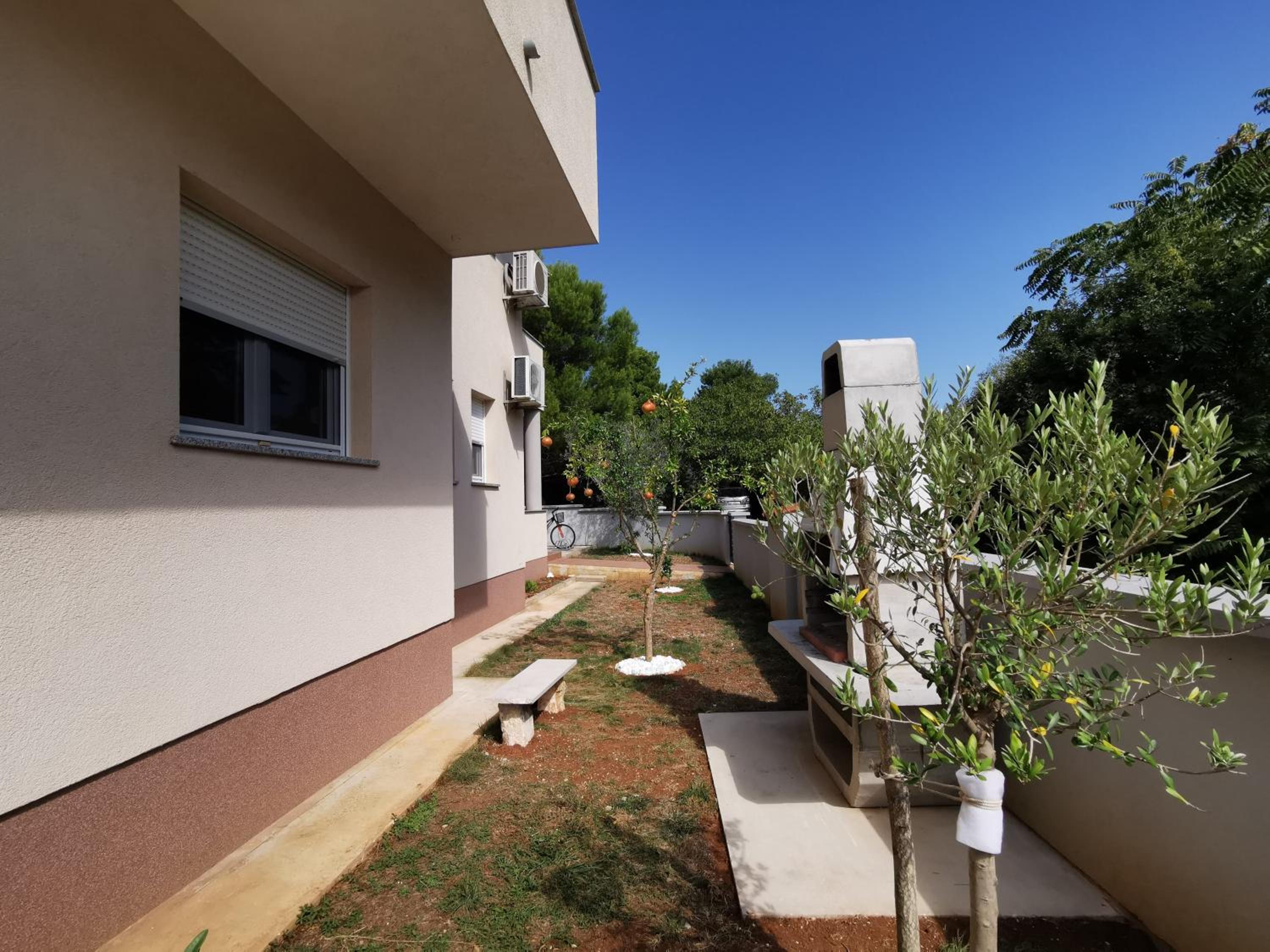 Apartment Dundo in quiet green area view 3