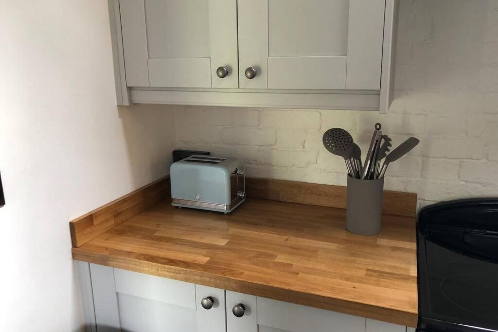 Luxury 2 Bed Cottage in the Orchard of a 17th Century Manor House view 3