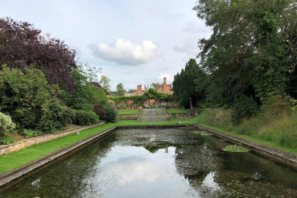 Luxury 2 Bed Cottage in the Orchard of a 17th Century Manor House view 5