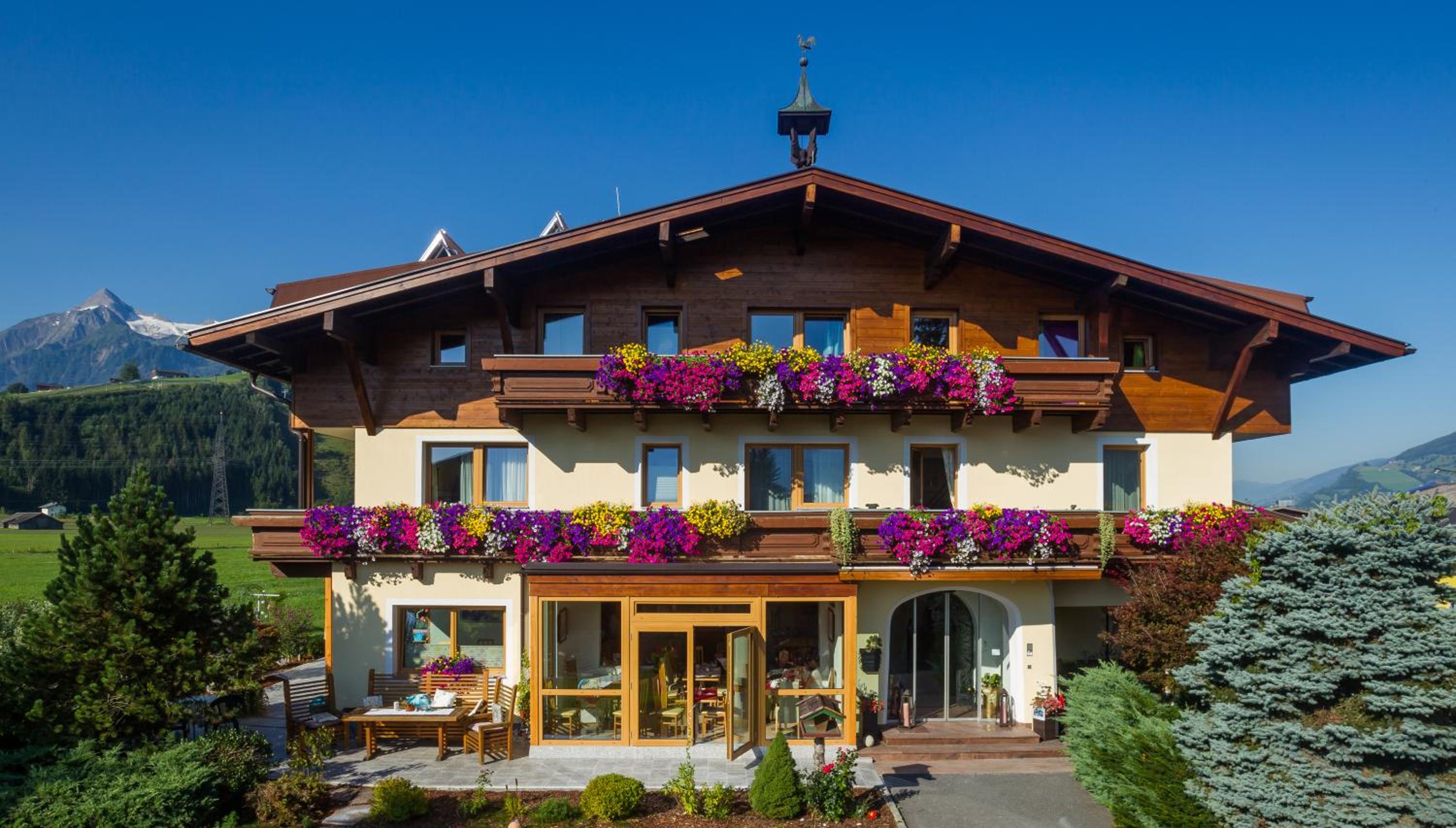 Simone's Platzerl - inklusive täglichem freien Eintritt Tauern Spa - nur 5 Gehminuten, Sommerkarte, privatem Garten mit Schwimmteich, Grill und Saunabereic