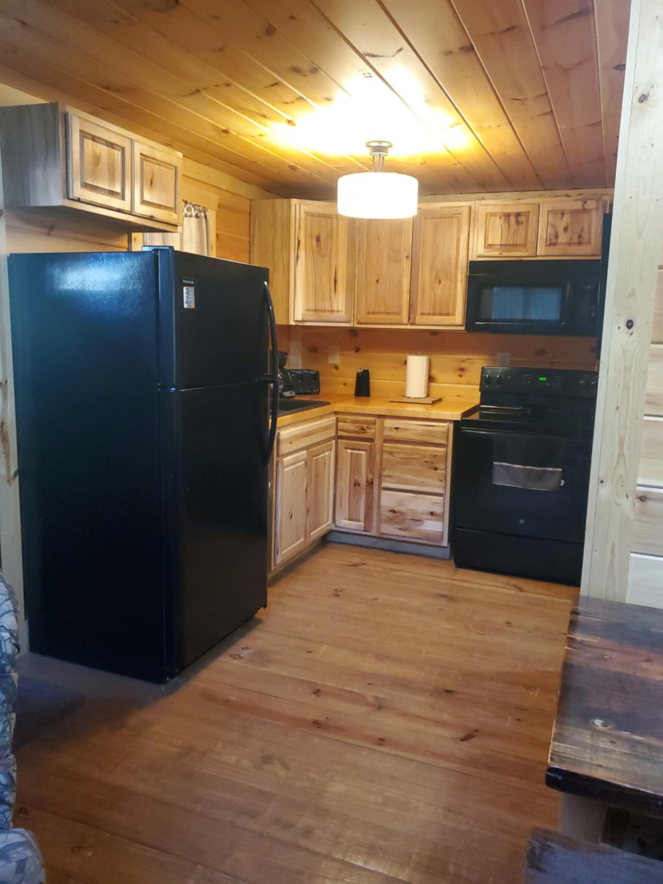 The Frontier - An Amish Built Deluxe Cabin view 4