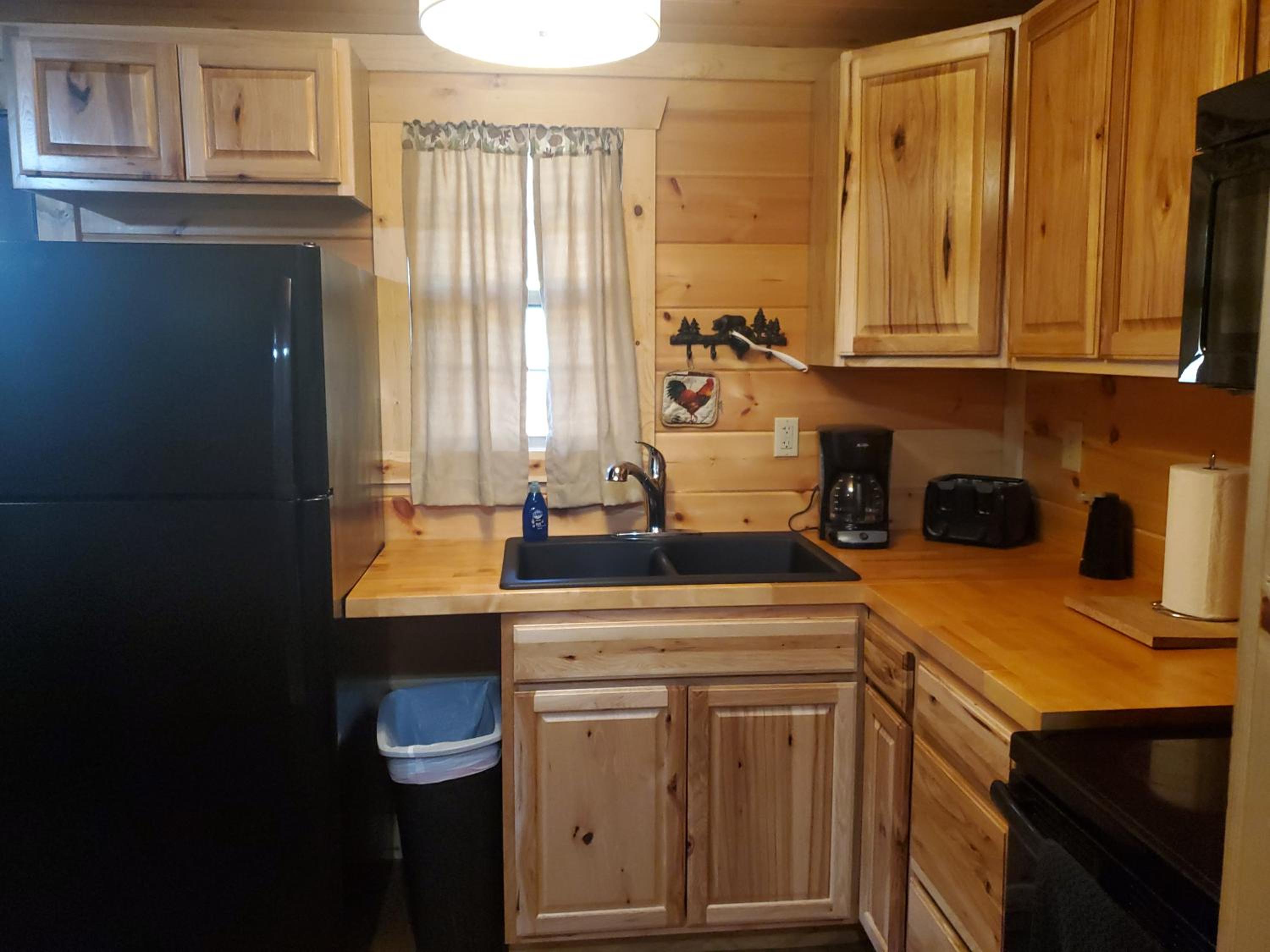 The Frontier - An Amish Built Deluxe Cabin view 5