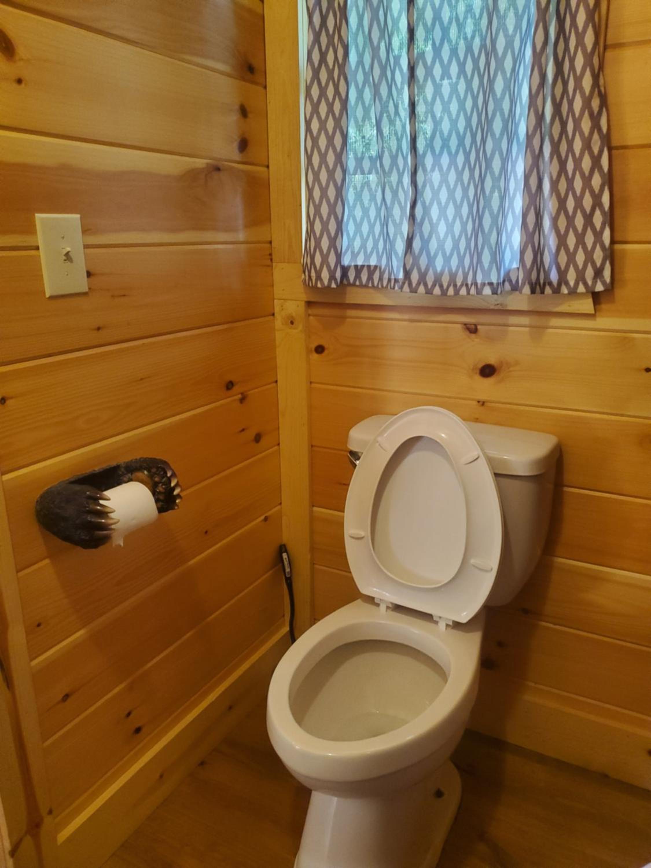 The Frontier - An Amish Built Deluxe Cabin view 2