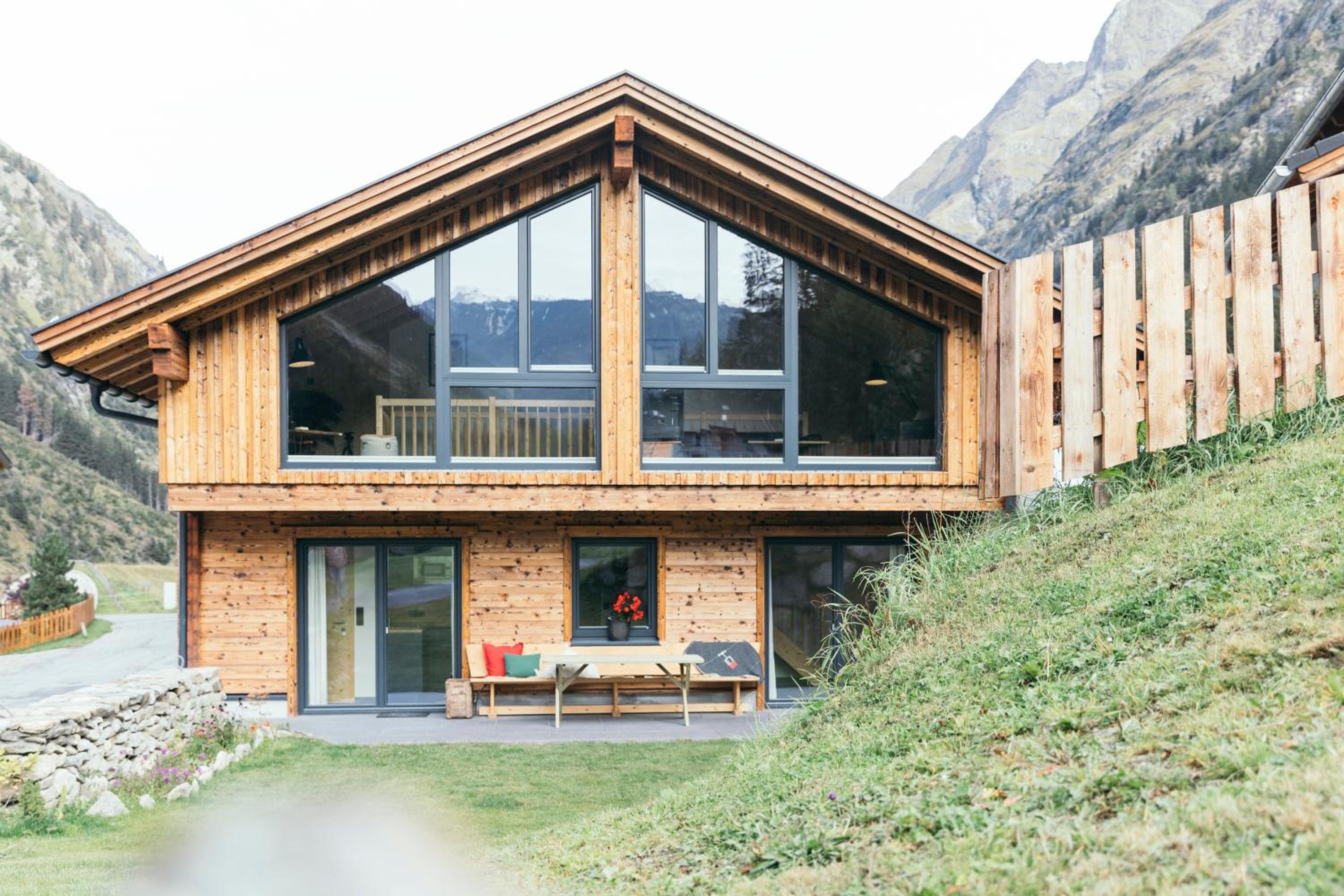 Ferienhaus Alpen Lodge und die Gams