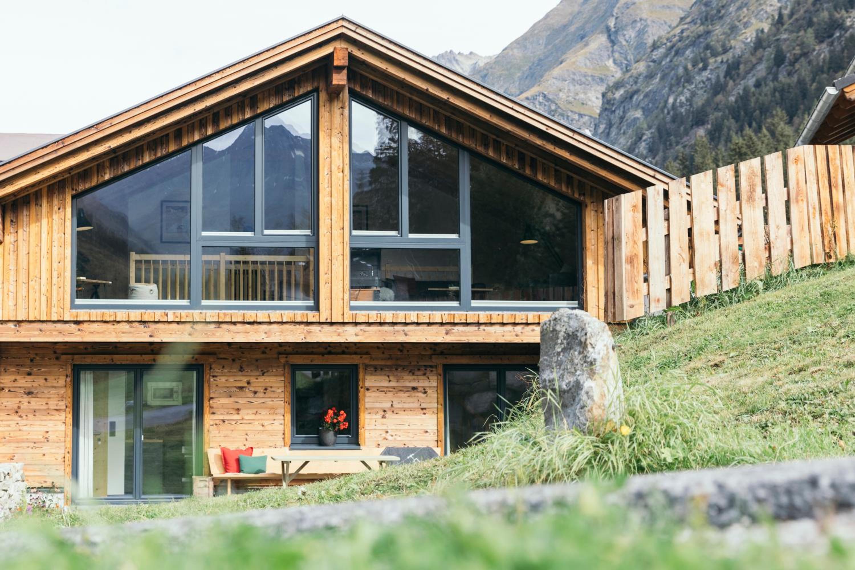 Ferienhaus Alpen Lodge und die Gams