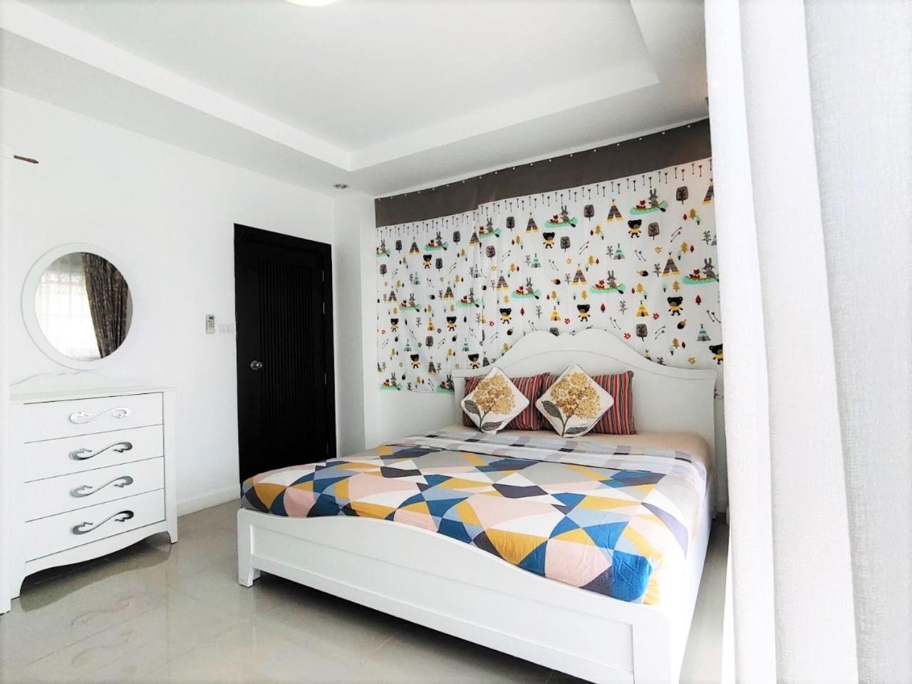 Cheap Pool Villa Hauhin (3 BR 1 Lounge) European Kitchen view 2