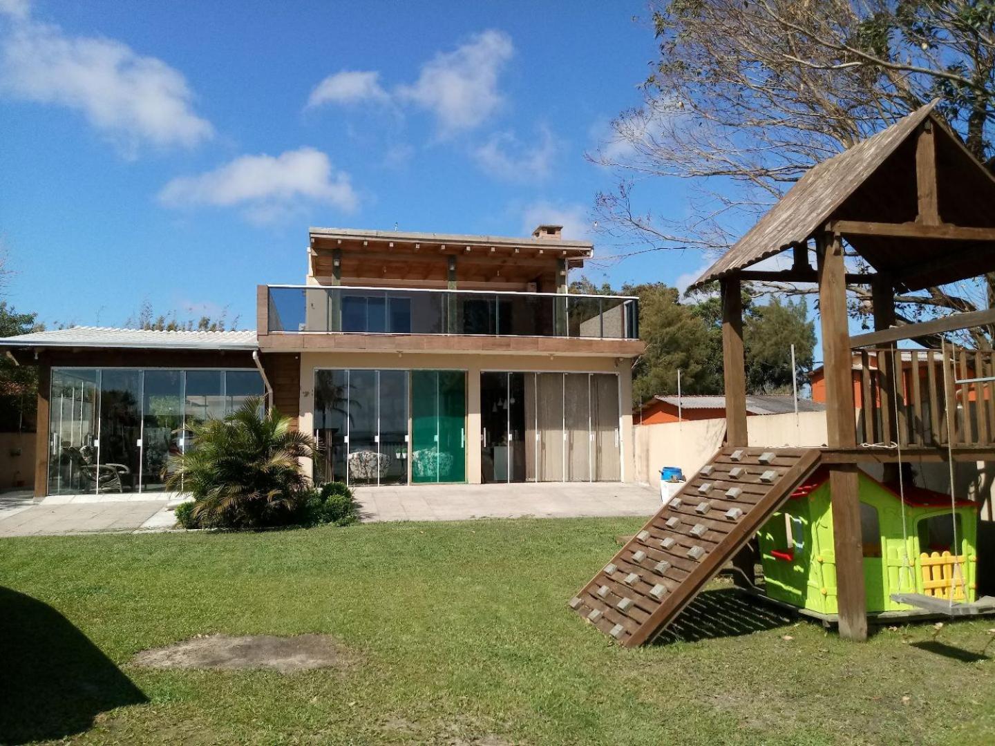 Casa na beira da lagoa com piscina e rampa para embarcações