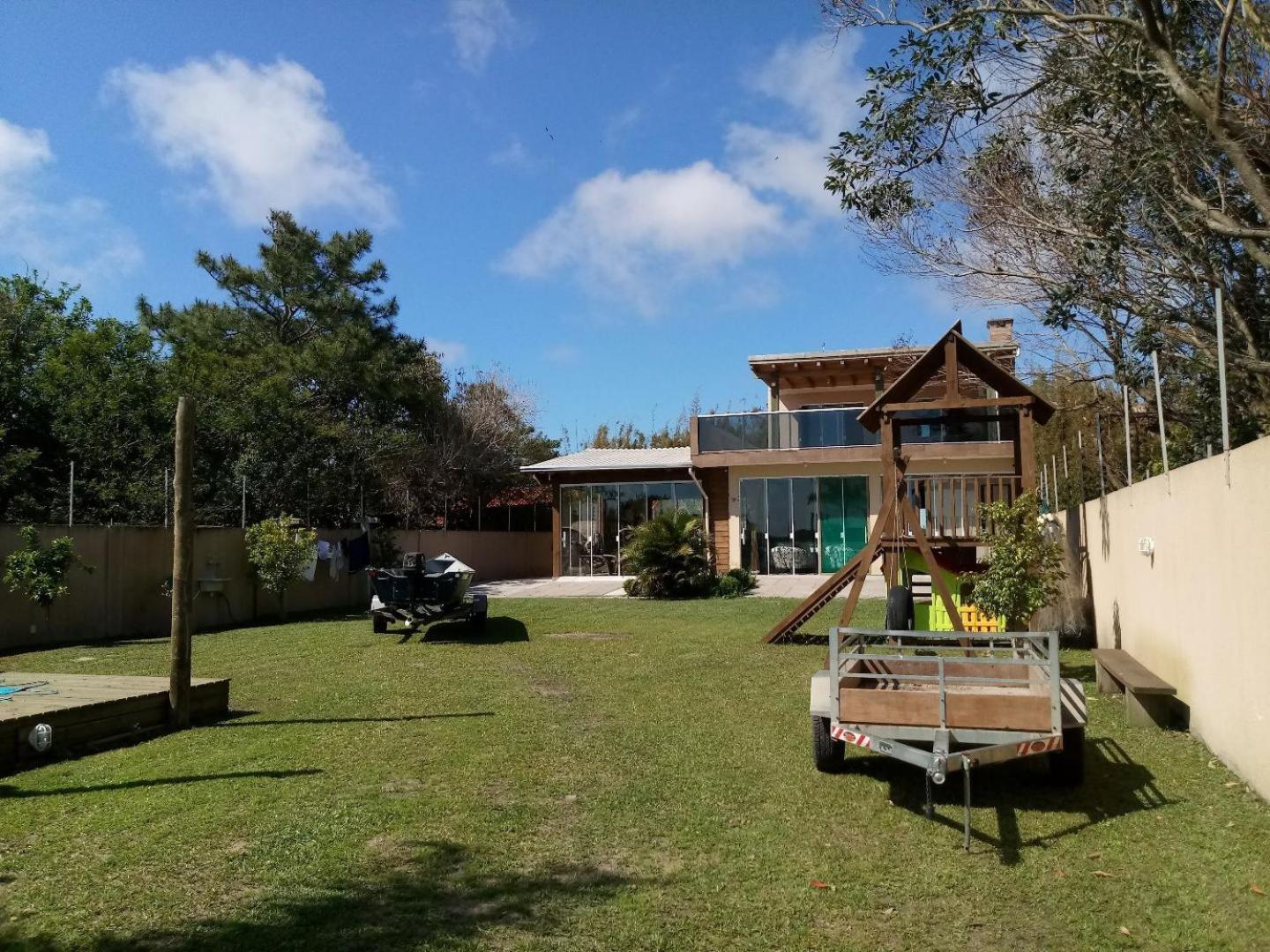 Casa na beira da lagoa com piscina e rampa para embarcações