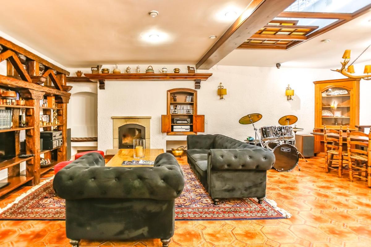 Luxury town house view 2