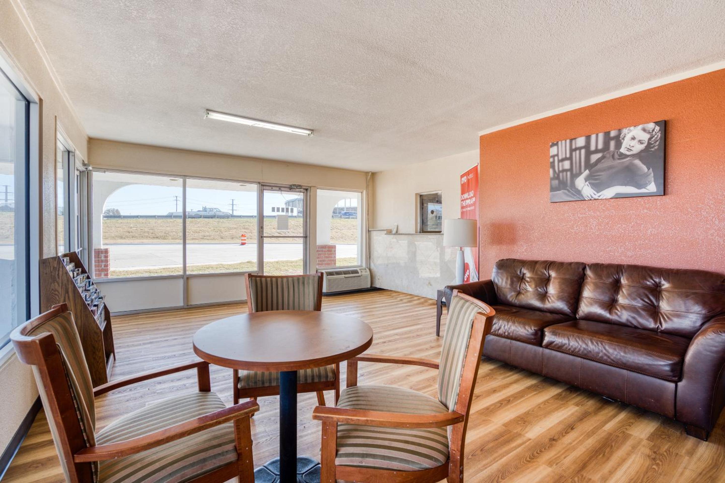 Waco Vacations - OYO Hotel Waco University Area I-35 - Property Image 5