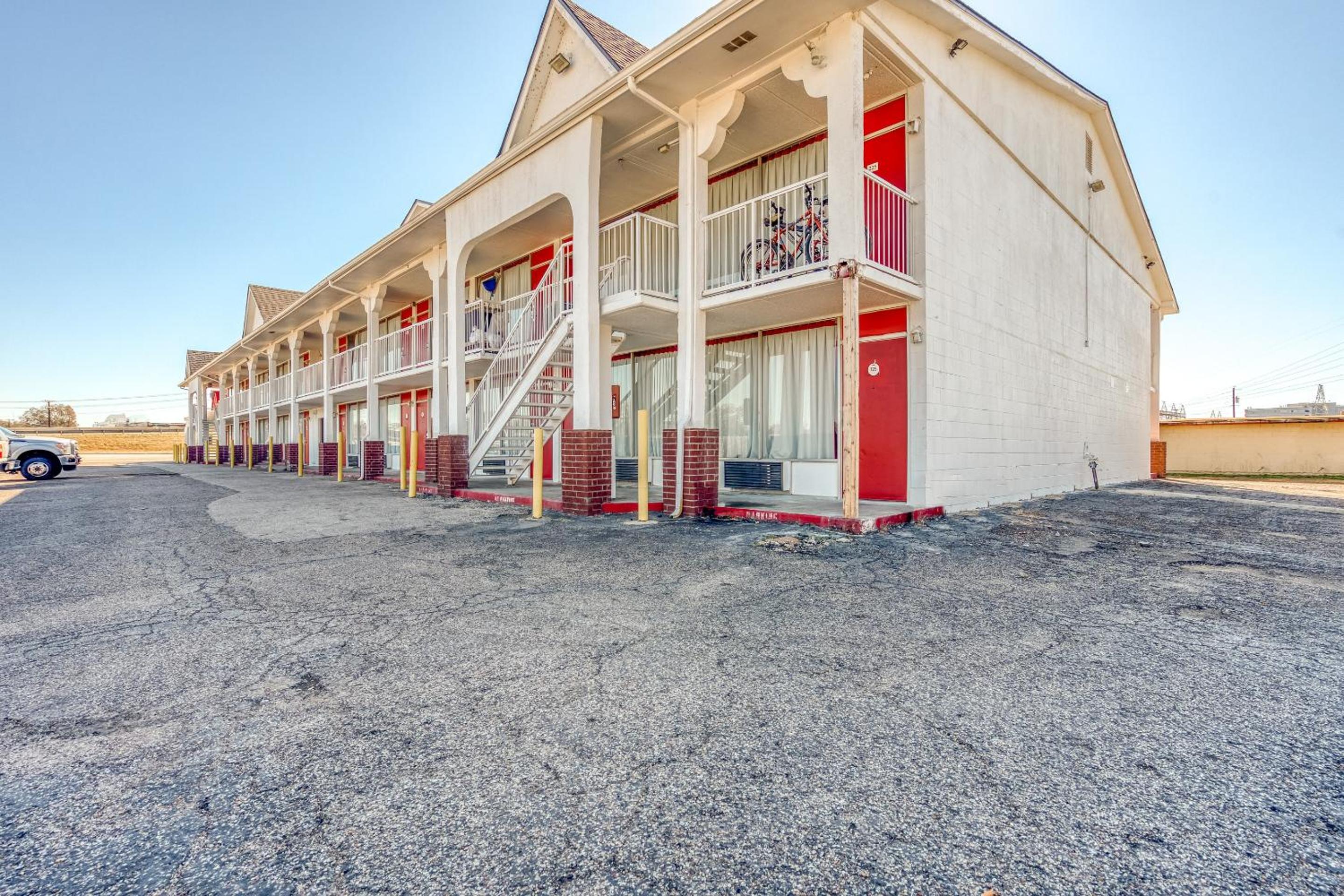 Waco Vacations - OYO Hotel Waco University Area I-35 - Property Image 1