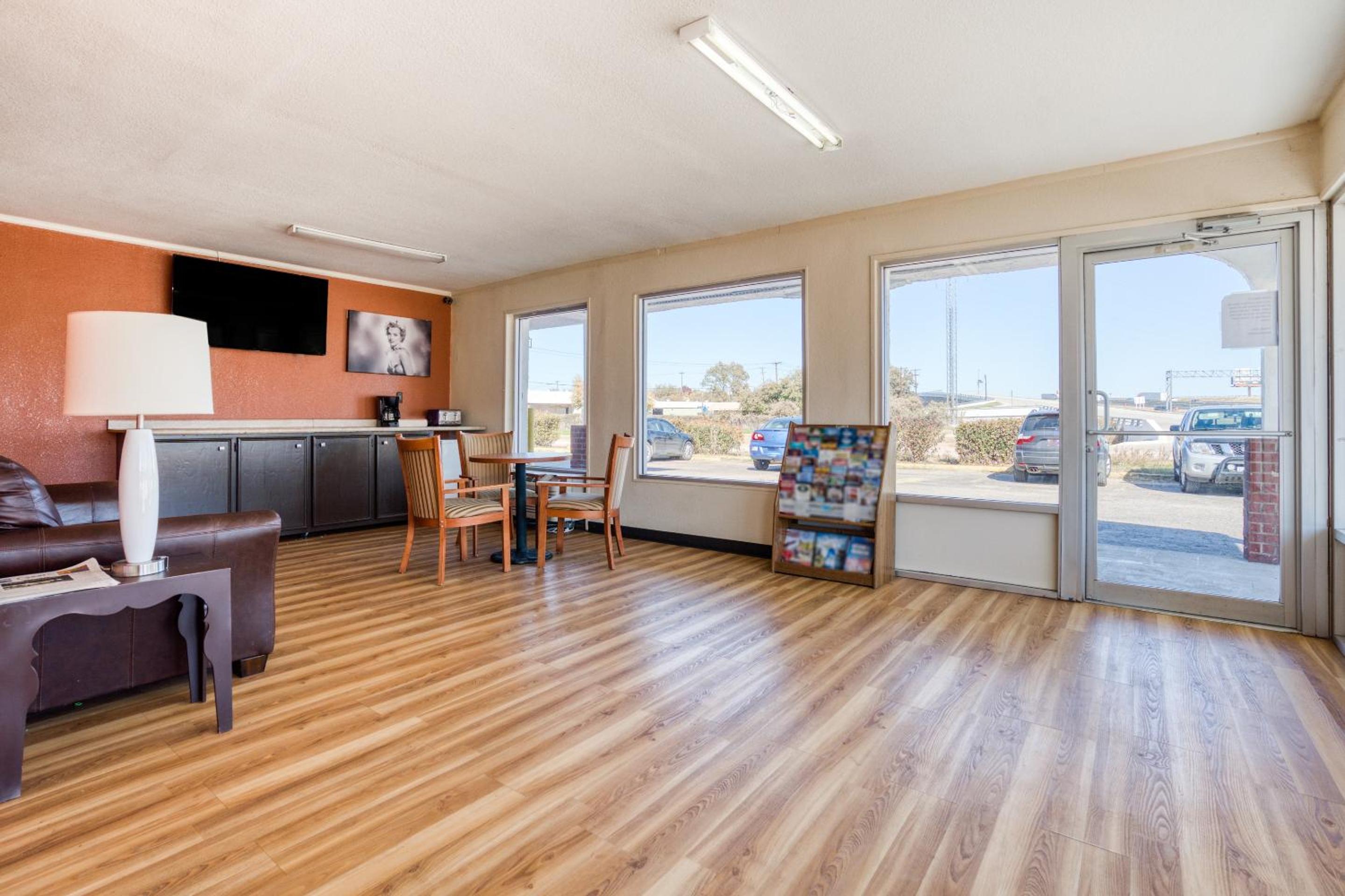 Waco Vacations - OYO Hotel Waco University Area I-35 - Property Image 16