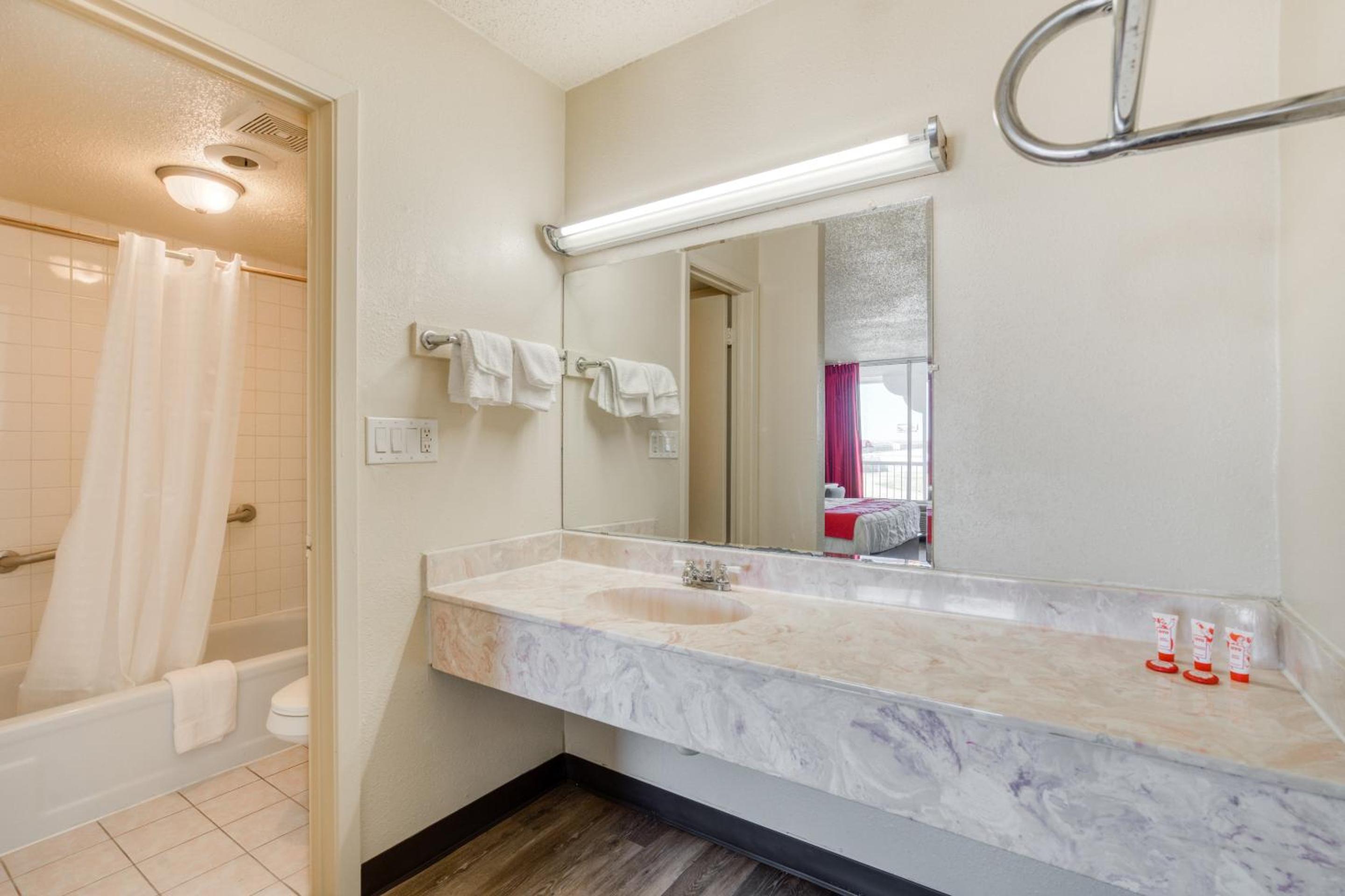 Waco Vacations - OYO Hotel Waco University Area I-35 - Property Image 28