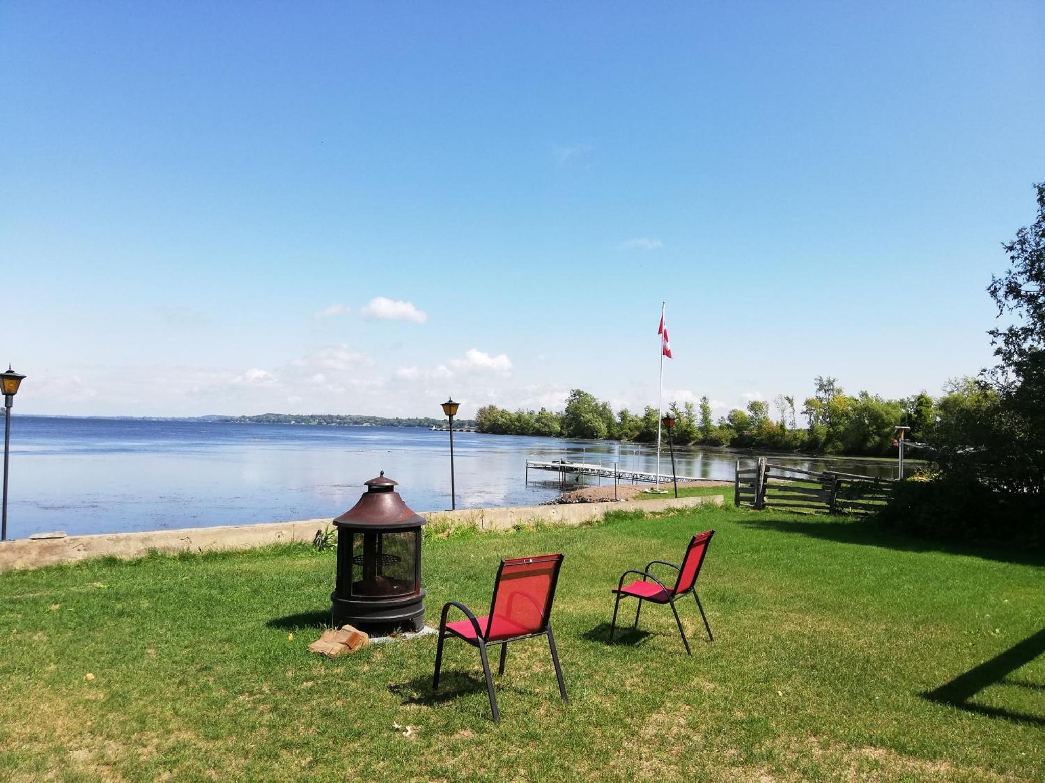 Entire waterfront cottage in carrying place