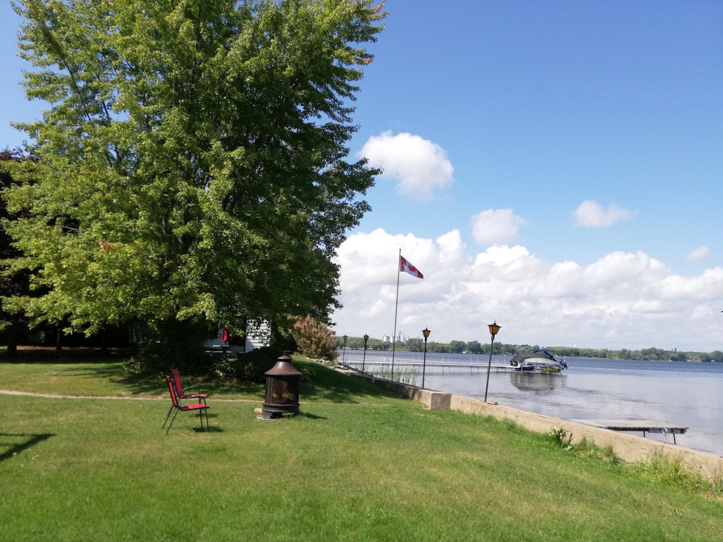 Entire waterfront cottage in carrying place