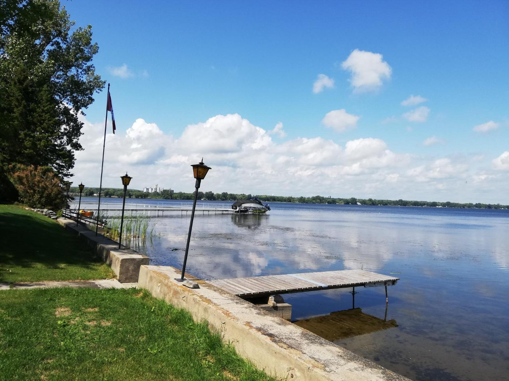 Entire waterfront cottage in carrying place