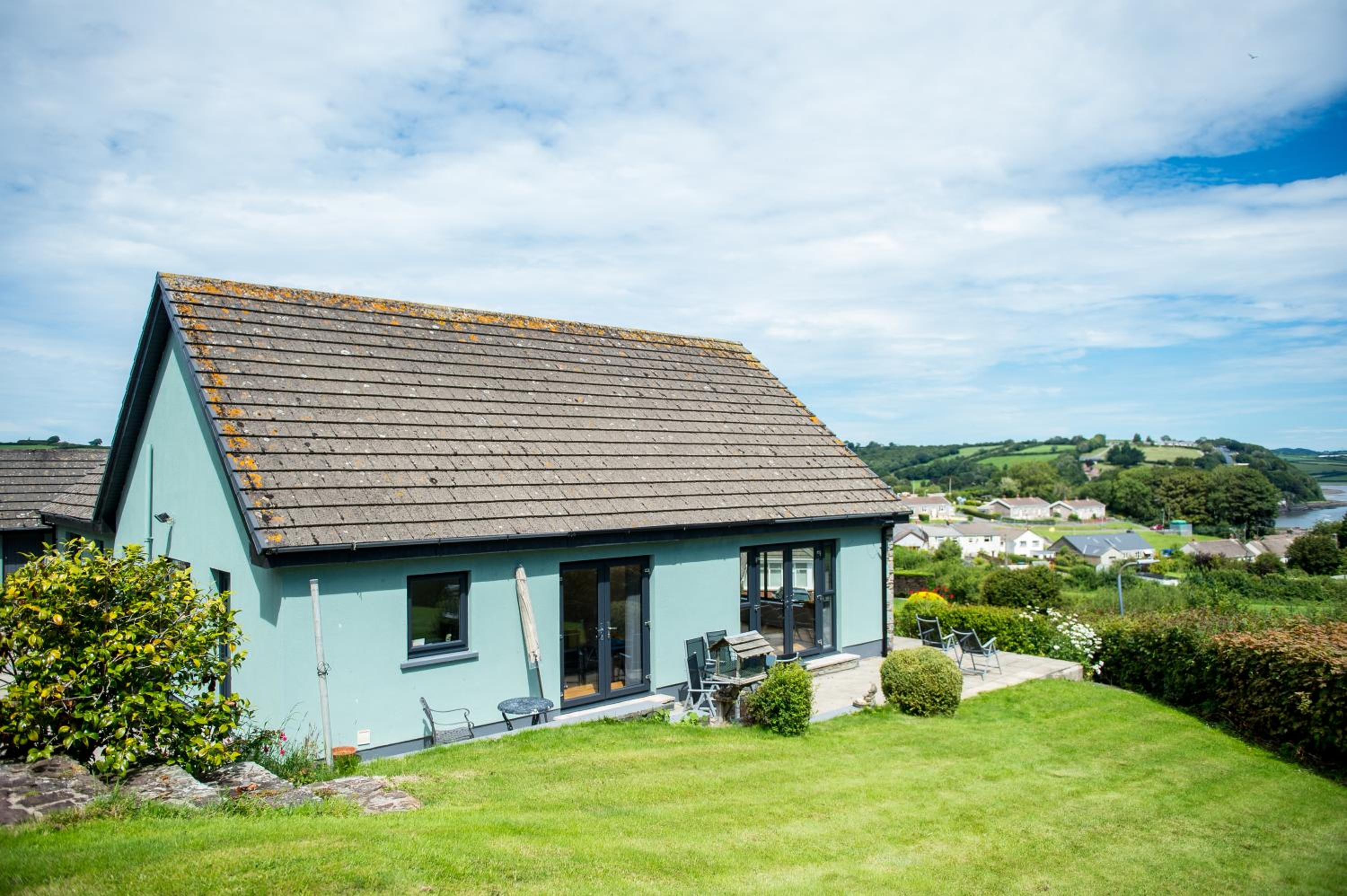 York Lodge- Spacious 3 bed bungalow with wonderful estuary views view 2