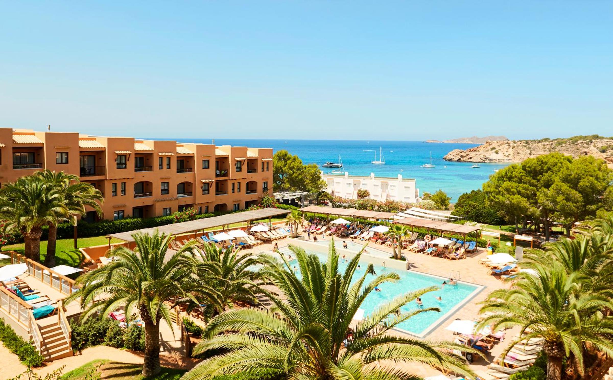 Insotel Club Tarida Playa en Cala Tarida — recepcion & lobby