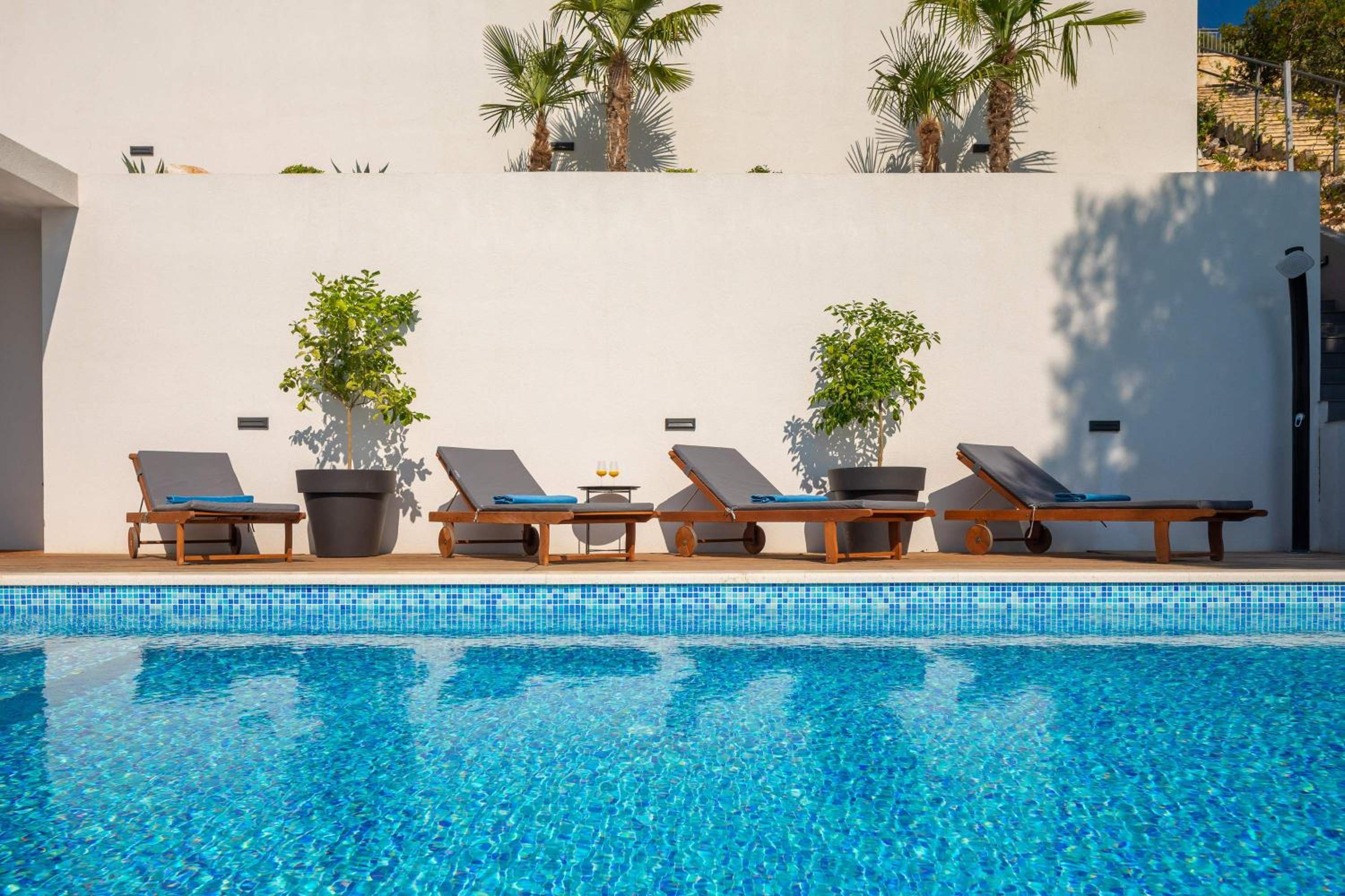 Beachfront Villa Extravaganza with Infinity Pool