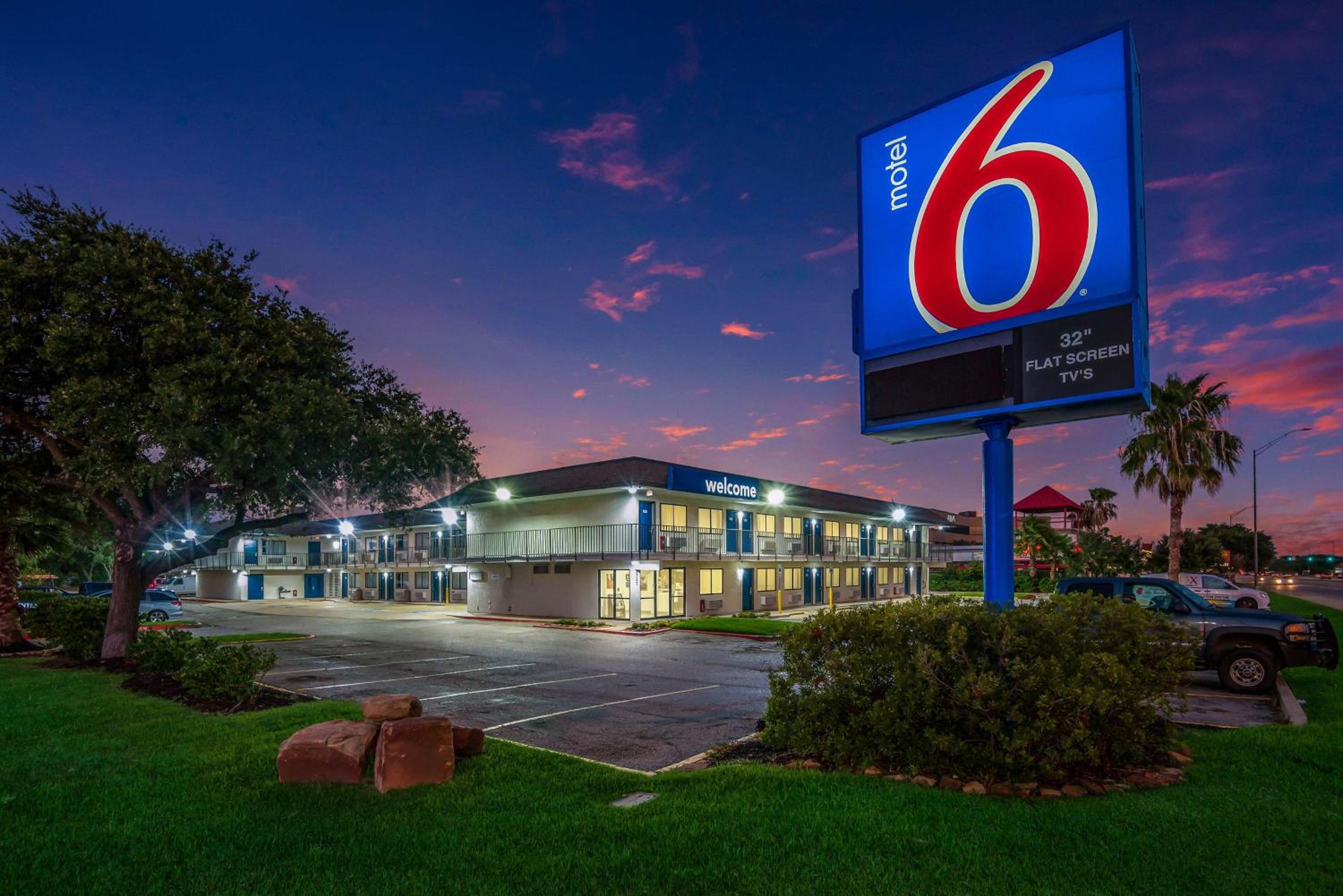 Hotel Motel 6-College Station, TX - Bryan - Image 1