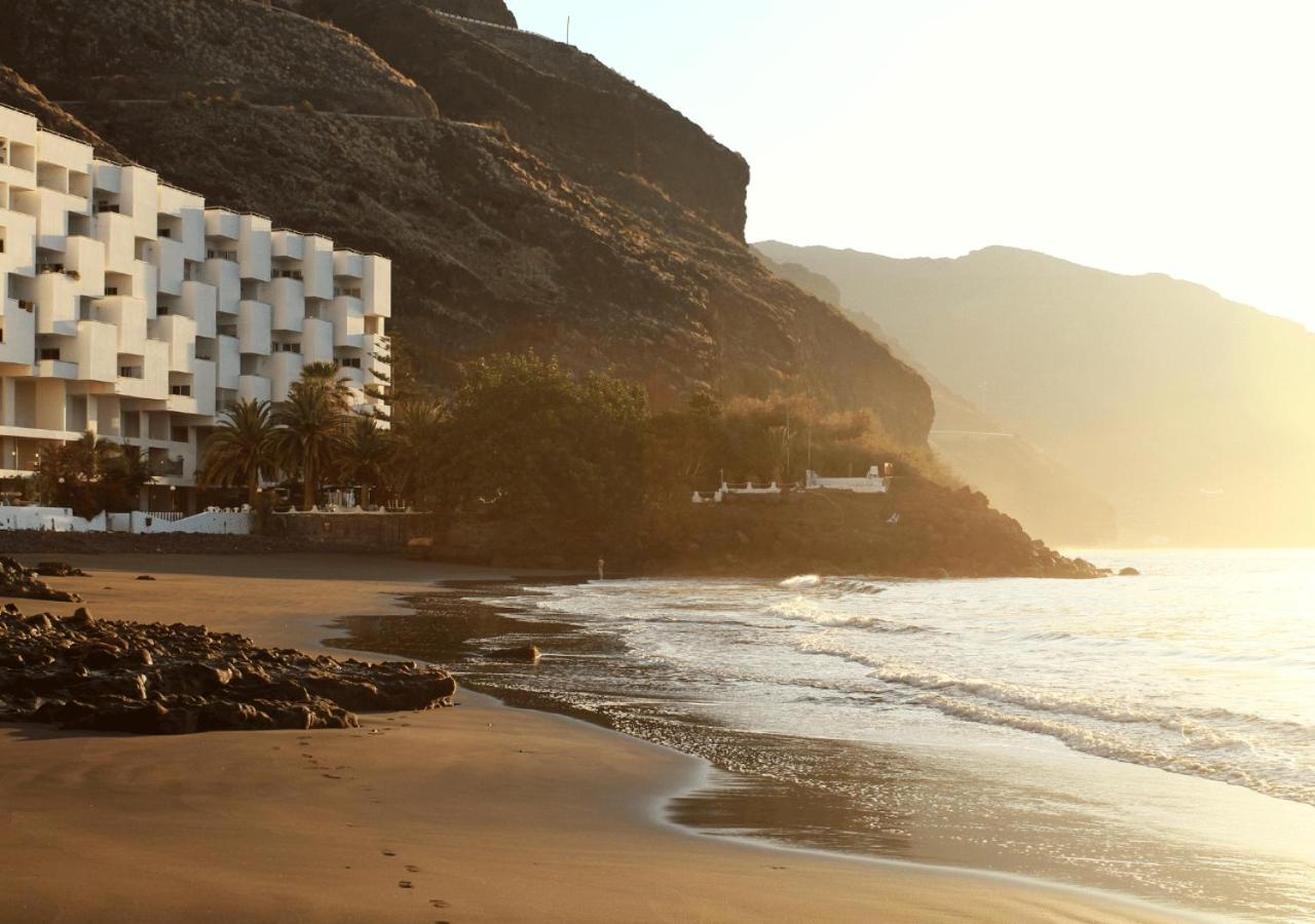 Beach hideaway apartment with modernist design view 5