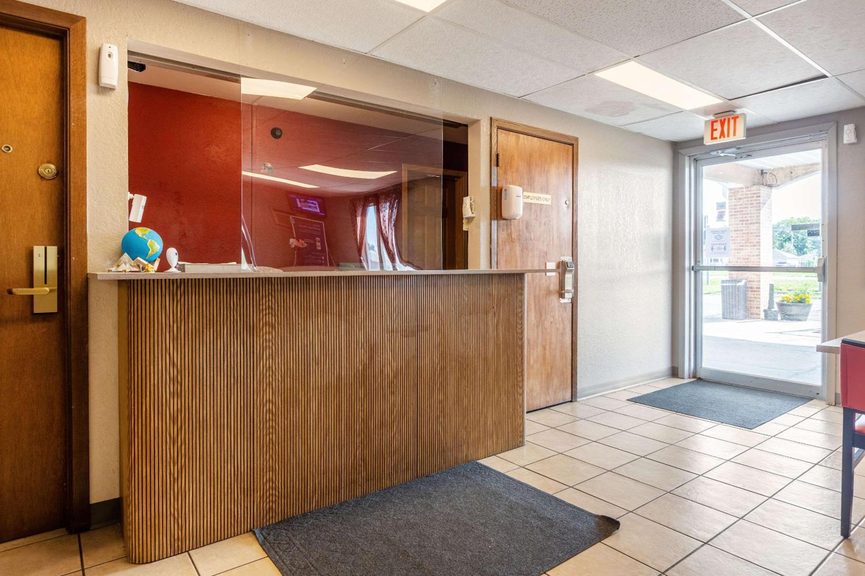 Econo Lodge Inn & Suites Escanaba North