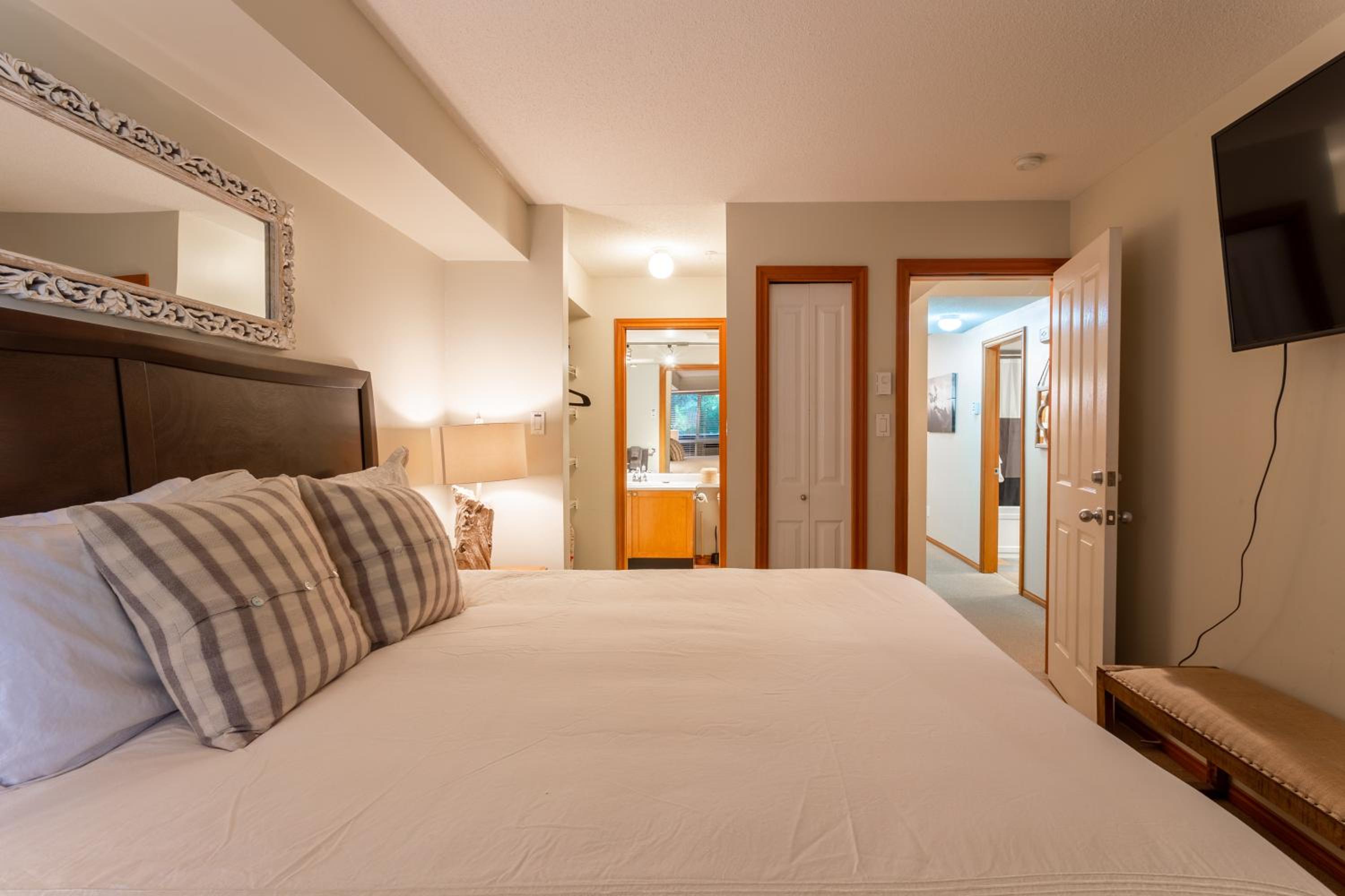 A Jewel in Whistler Village w/Private Hot Tub