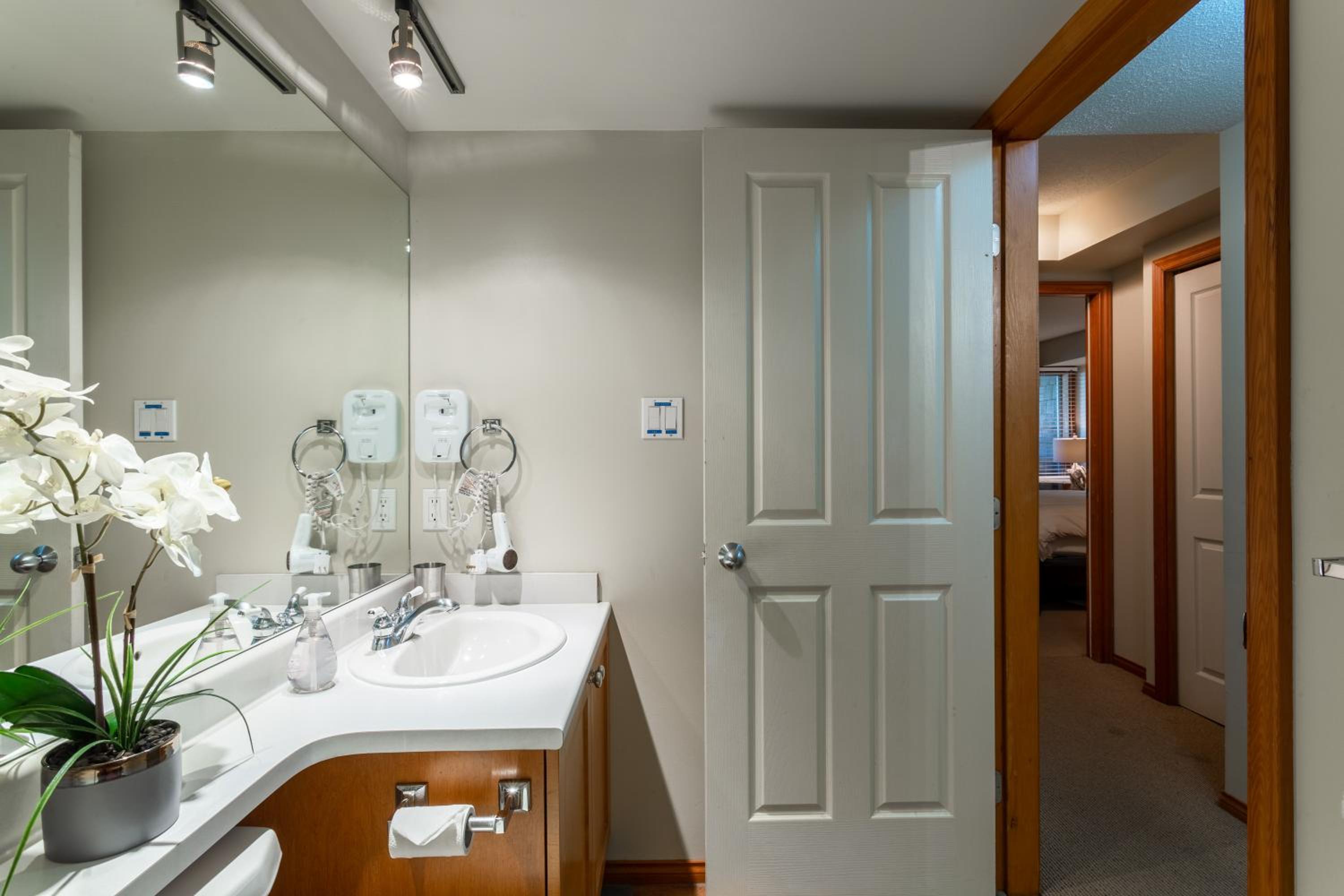 A Jewel in Whistler Village w/Private Hot Tub