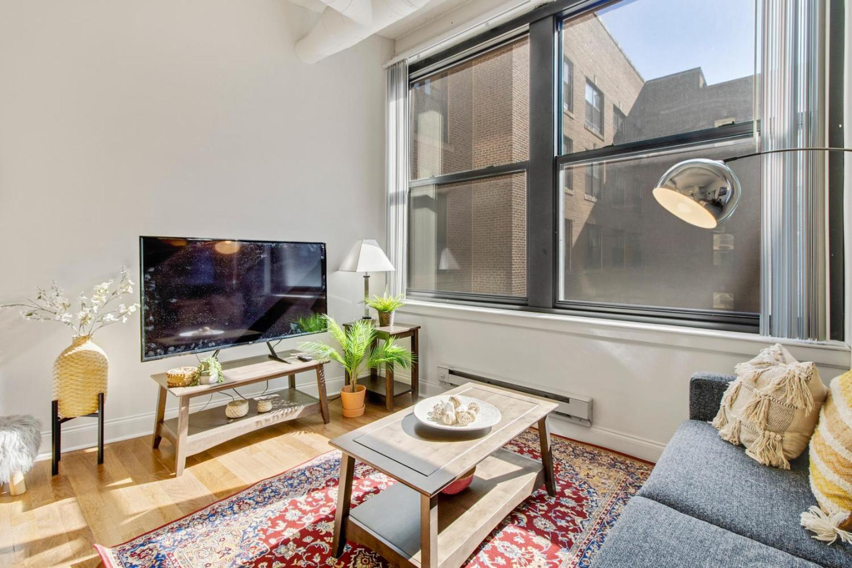 Sleeps 4! 2BR, Gym, Paid Parking, Close to Major Attractions view 3