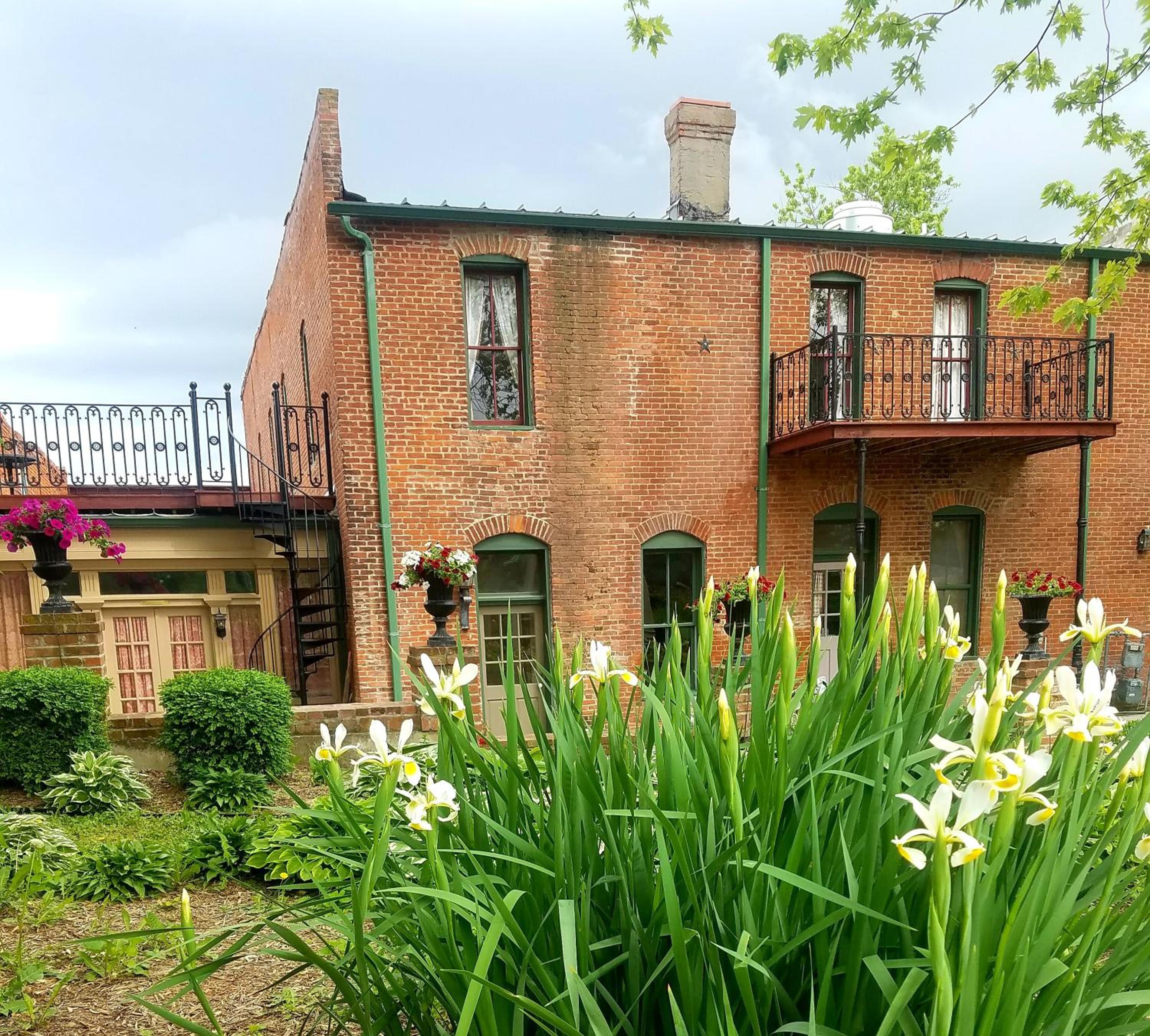 Iron Horse Hotel